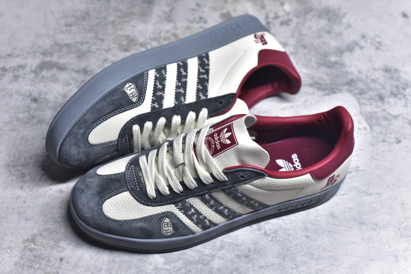 图片[7]-#马年新款海外定制限量发售 Adidas Originals GAZELLE INDOOR“马年联名限定-雅灰”专为 2026 丙午马年打造的限定德训鞋，延续 adidas 经典板鞋版型，经典三道杠采用黑底白纹织带，表面满印骏马剪影暗纹，鞋身主体为米白帆布，搭配做旧灰翻毛皮鞋头、酒红鞋尾及同色系橡胶外底，低饱和配色自带高级氛围感，荔枝皮鞋面柔软亲肤，橡胶防滑大底稳当贴脚 货号：ZH2603 尺码：36 36.5 37.5 38 38.5 39 40 40.5 41 42 42.5 43 44 44.5 45-选品中心