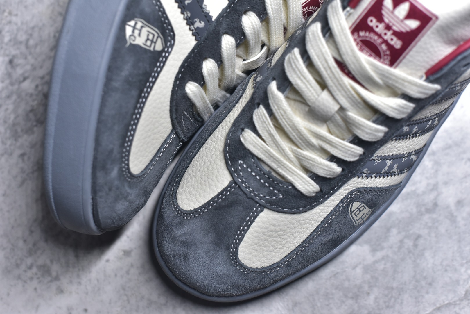 图片[8]-#马年新款海外定制限量发售 Adidas Originals GAZELLE INDOOR“马年联名限定-雅灰”专为 2026 丙午马年打造的限定德训鞋，延续 adidas 经典板鞋版型，经典三道杠采用黑底白纹织带，表面满印骏马剪影暗纹，鞋身主体为米白帆布，搭配做旧灰翻毛皮鞋头、酒红鞋尾及同色系橡胶外底，低饱和配色自带高级氛围感，荔枝皮鞋面柔软亲肤，橡胶防滑大底稳当贴脚 货号：ZH2603 尺码：36 36.5 37.5 38 38.5 39 40 40.5 41 42 42.5 43 44 44.5 45-选品中心