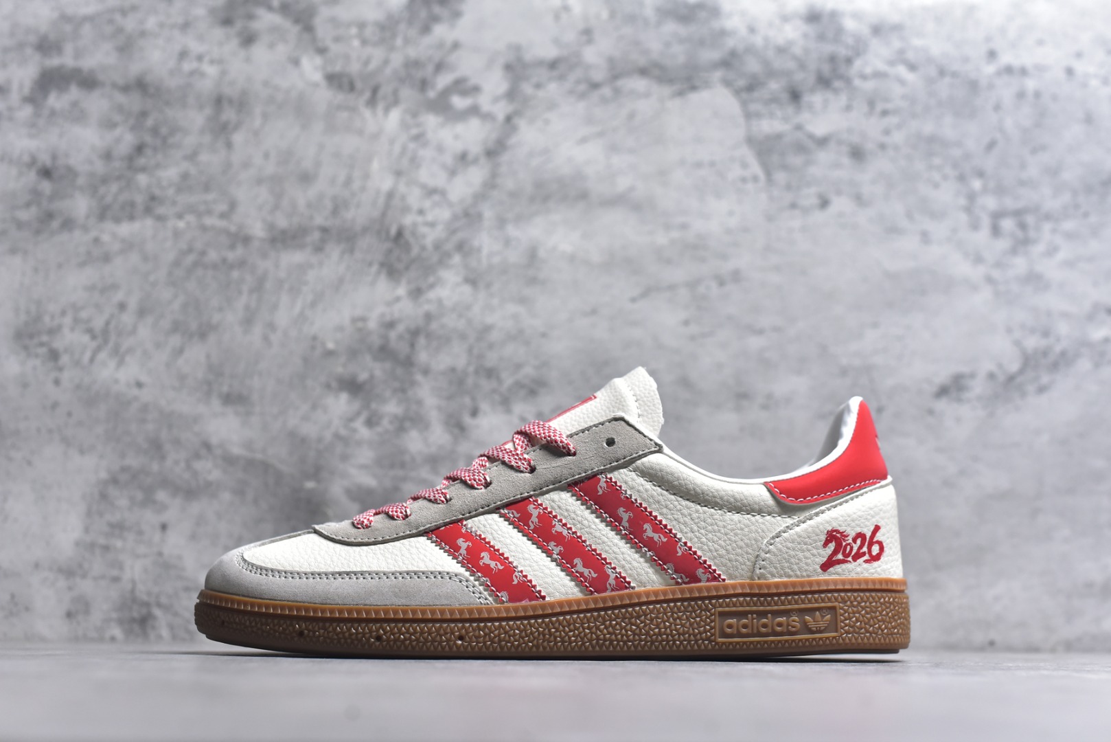 #马年新款海外定制限量发售 Adidas Originals SAMBA OG“马年联名限定-织纹骏马”专为 2026 丙午马年打造的限定德训鞋，以织纹祥瑞 + 复古生胶为设计核心，经典三道杠采用红白撞色织带，表面满印骏马剪影提花纹样，纹理清晰立体，鞋头微翘设计减少行走挤压，荔枝皮鞋面柔软亲肤，橡胶防滑大底稳当贴脚 货号：JJ2620 尺码：36 36.5 37.5 38 38.5 39 40 40.5 41 42 42.5 43 44 44.5 45-选品中心