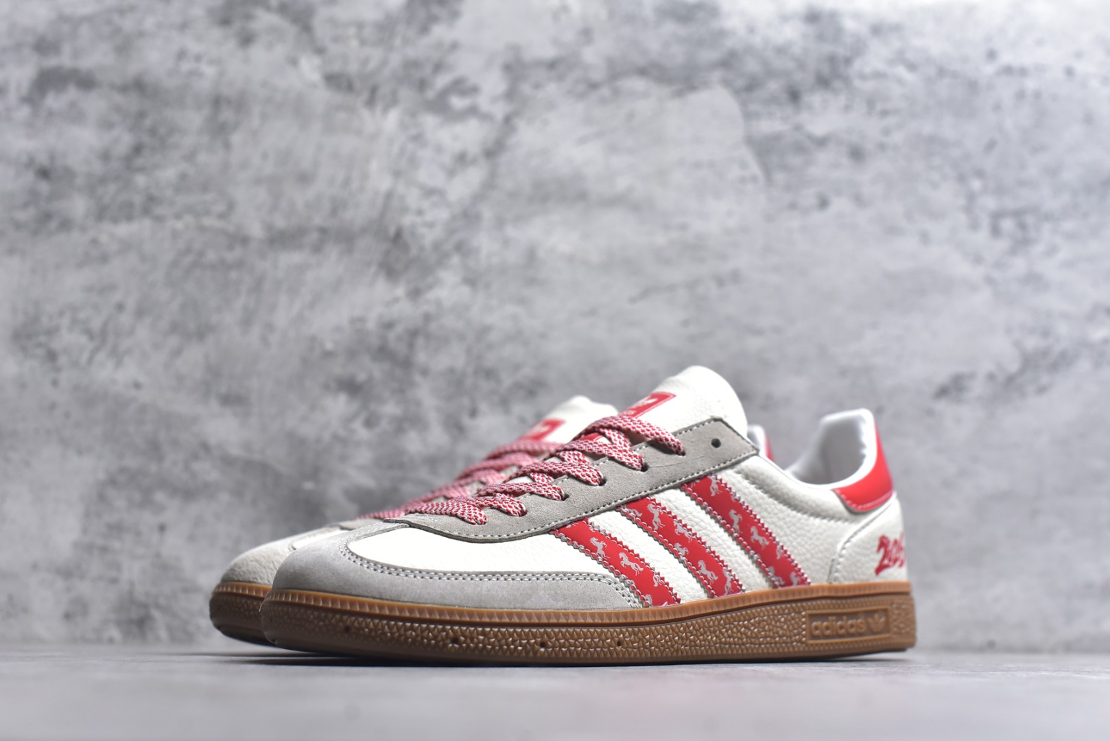 图片[2]-#马年新款海外定制限量发售 Adidas Originals SAMBA OG“马年联名限定-织纹骏马”专为 2026 丙午马年打造的限定德训鞋，以织纹祥瑞 + 复古生胶为设计核心，经典三道杠采用红白撞色织带，表面满印骏马剪影提花纹样，纹理清晰立体，鞋头微翘设计减少行走挤压，荔枝皮鞋面柔软亲肤，橡胶防滑大底稳当贴脚 货号：JJ2620 尺码：36 36.5 37.5 38 38.5 39 40 40.5 41 42 42.5 43 44 44.5 45-选品中心