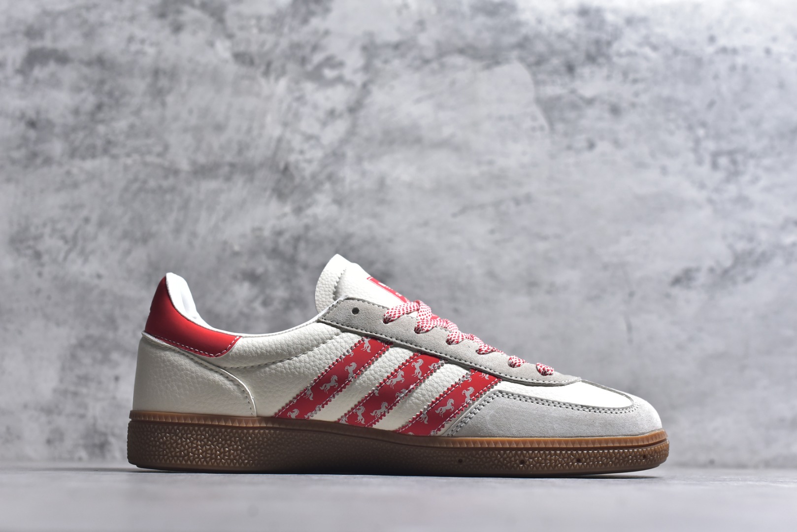 图片[3]-#马年新款海外定制限量发售 Adidas Originals SAMBA OG“马年联名限定-织纹骏马”专为 2026 丙午马年打造的限定德训鞋，以织纹祥瑞 + 复古生胶为设计核心，经典三道杠采用红白撞色织带，表面满印骏马剪影提花纹样，纹理清晰立体，鞋头微翘设计减少行走挤压，荔枝皮鞋面柔软亲肤，橡胶防滑大底稳当贴脚 货号：JJ2620 尺码：36 36.5 37.5 38 38.5 39 40 40.5 41 42 42.5 43 44 44.5 45-选品中心
