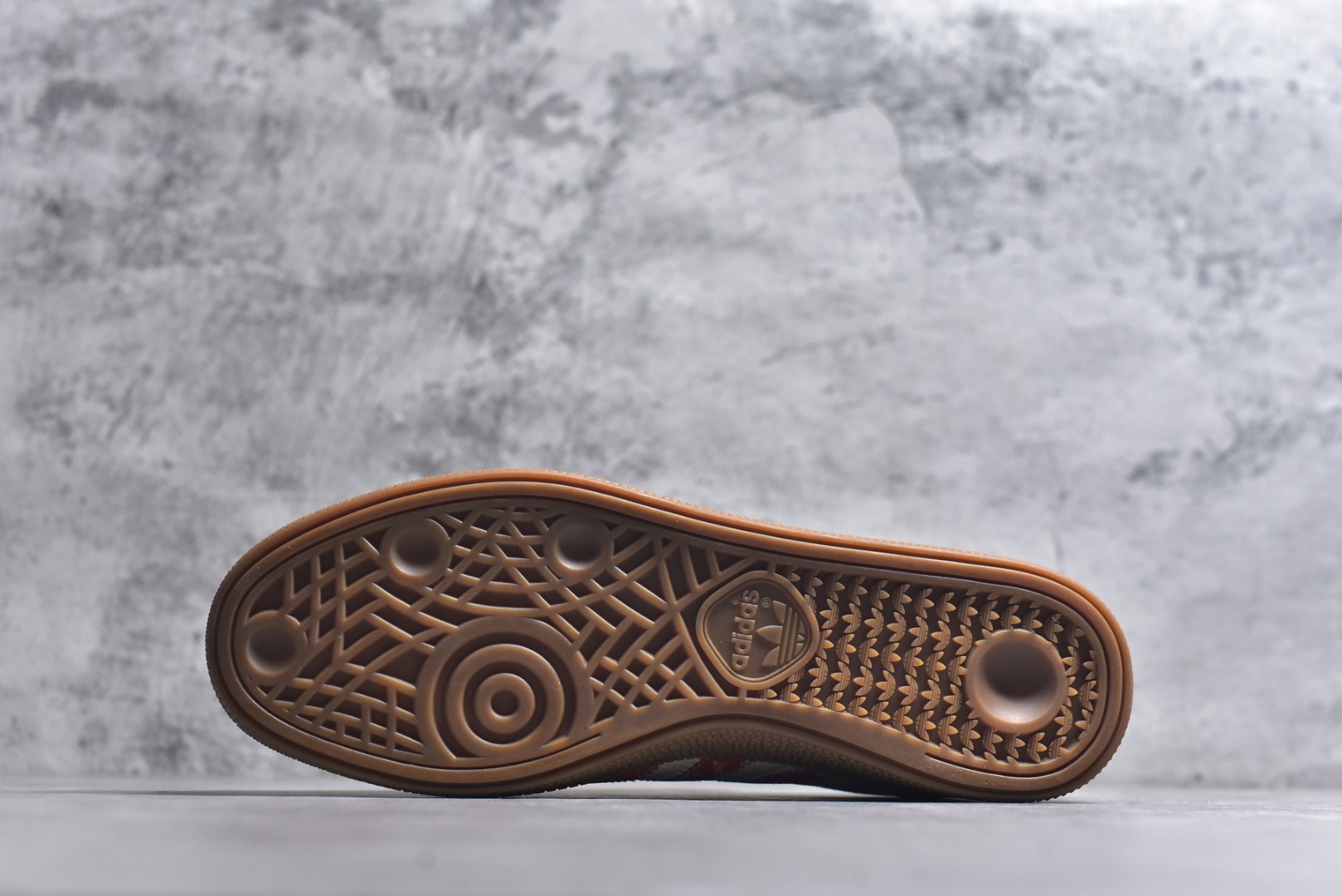 图片[6]-#马年新款海外定制限量发售 Adidas Originals SAMBA OG“马年联名限定-织纹骏马”专为 2026 丙午马年打造的限定德训鞋，以织纹祥瑞 + 复古生胶为设计核心，经典三道杠采用红白撞色织带，表面满印骏马剪影提花纹样，纹理清晰立体，鞋头微翘设计减少行走挤压，荔枝皮鞋面柔软亲肤，橡胶防滑大底稳当贴脚 货号：JJ2620 尺码：36 36.5 37.5 38 38.5 39 40 40.5 41 42 42.5 43 44 44.5 45-选品中心