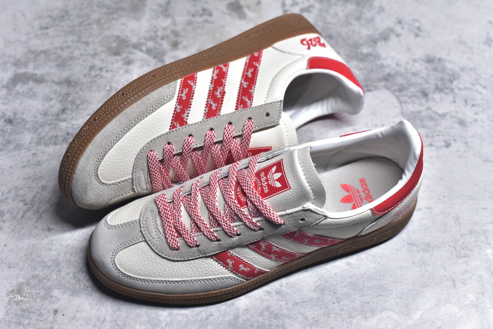 图片[7]-#马年新款海外定制限量发售 Adidas Originals SAMBA OG“马年联名限定-织纹骏马”专为 2026 丙午马年打造的限定德训鞋，以织纹祥瑞 + 复古生胶为设计核心，经典三道杠采用红白撞色织带，表面满印骏马剪影提花纹样，纹理清晰立体，鞋头微翘设计减少行走挤压，荔枝皮鞋面柔软亲肤，橡胶防滑大底稳当贴脚 货号：JJ2620 尺码：36 36.5 37.5 38 38.5 39 40 40.5 41 42 42.5 43 44 44.5 45-选品中心