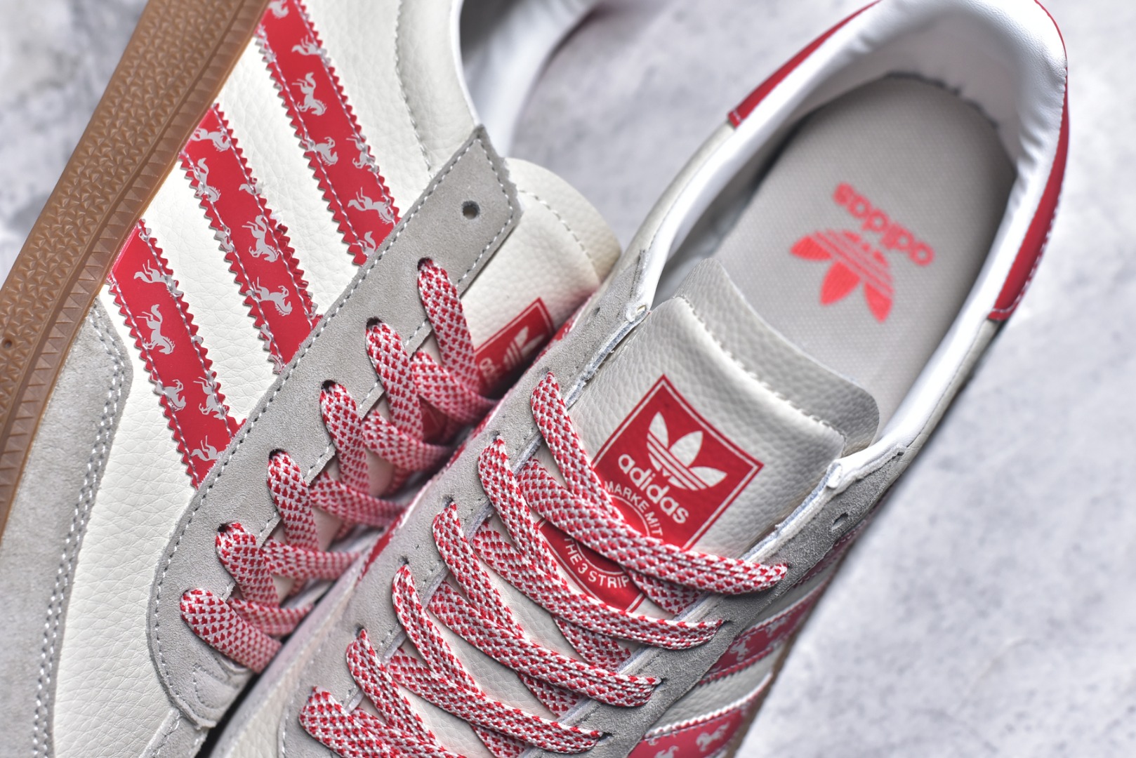 图片[9]-#马年新款海外定制限量发售 Adidas Originals SAMBA OG“马年联名限定-织纹骏马”专为 2026 丙午马年打造的限定德训鞋，以织纹祥瑞 + 复古生胶为设计核心，经典三道杠采用红白撞色织带，表面满印骏马剪影提花纹样，纹理清晰立体，鞋头微翘设计减少行走挤压，荔枝皮鞋面柔软亲肤，橡胶防滑大底稳当贴脚 货号：JJ2620 尺码：36 36.5 37.5 38 38.5 39 40 40.5 41 42 42.5 43 44 44.5 45-选品中心