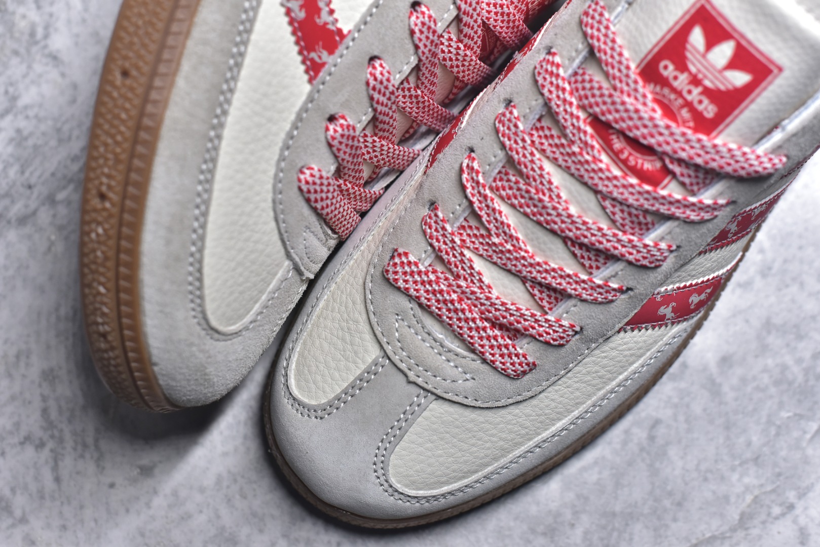 图片[8]-#马年新款海外定制限量发售 Adidas Originals SAMBA OG“马年联名限定-织纹骏马”专为 2026 丙午马年打造的限定德训鞋，以织纹祥瑞 + 复古生胶为设计核心，经典三道杠采用红白撞色织带，表面满印骏马剪影提花纹样，纹理清晰立体，鞋头微翘设计减少行走挤压，荔枝皮鞋面柔软亲肤，橡胶防滑大底稳当贴脚 货号：JJ2620 尺码：36 36.5 37.5 38 38.5 39 40 40.5 41 42 42.5 43 44 44.5 45-选品中心