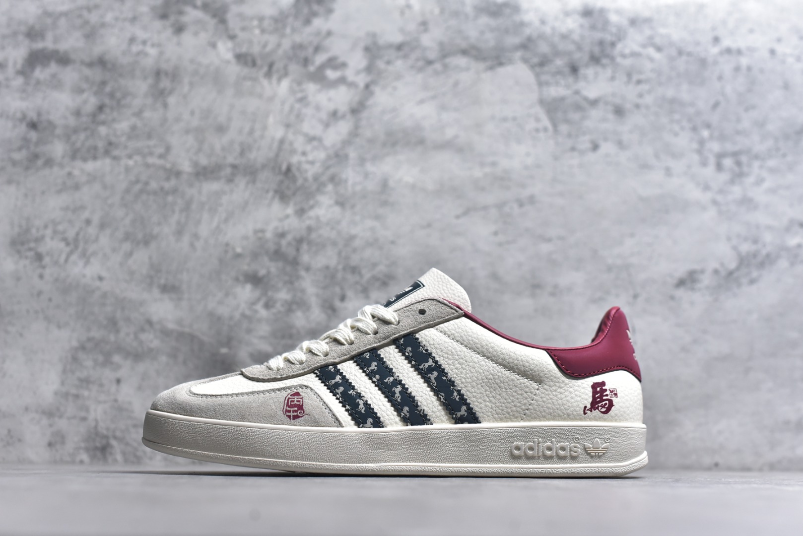 #马年新款海外定制限量发售 Adidas Originals GAZELLE INDOOR“马年联名限定-藏青织纹”专为 2026 丙午马年打造的限定德训鞋，延续 adidas 经典板鞋版型，经典三道杠采用藏青底白纹织带，表面满印连续骏马剪影织纹，鞋头点缀红色圆形马字印章刺绣，鞋尾搭配同色系骏马剪影刺绣，前后呼应的生肖细节，荔枝皮鞋面柔软亲肤，橡胶防滑大底稳当贴脚 货号：ZH2601 尺码：36 36.5 37.5 38 38.5 39 40 40.5 41 42 42.5 43 44 44.5 45-选品中心