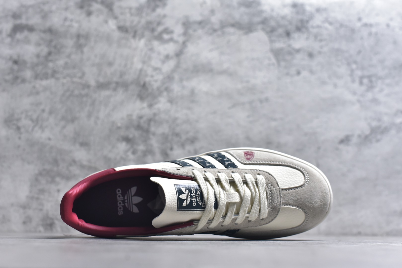 图片[4]-#马年新款海外定制限量发售 Adidas Originals GAZELLE INDOOR“马年联名限定-藏青织纹”专为 2026 丙午马年打造的限定德训鞋，延续 adidas 经典板鞋版型，经典三道杠采用藏青底白纹织带，表面满印连续骏马剪影织纹，鞋头点缀红色圆形马字印章刺绣，鞋尾搭配同色系骏马剪影刺绣，前后呼应的生肖细节，荔枝皮鞋面柔软亲肤，橡胶防滑大底稳当贴脚 货号：ZH2601 尺码：36 36.5 37.5 38 38.5 39 40 40.5 41 42 42.5 43 44 44.5 45-选品中心