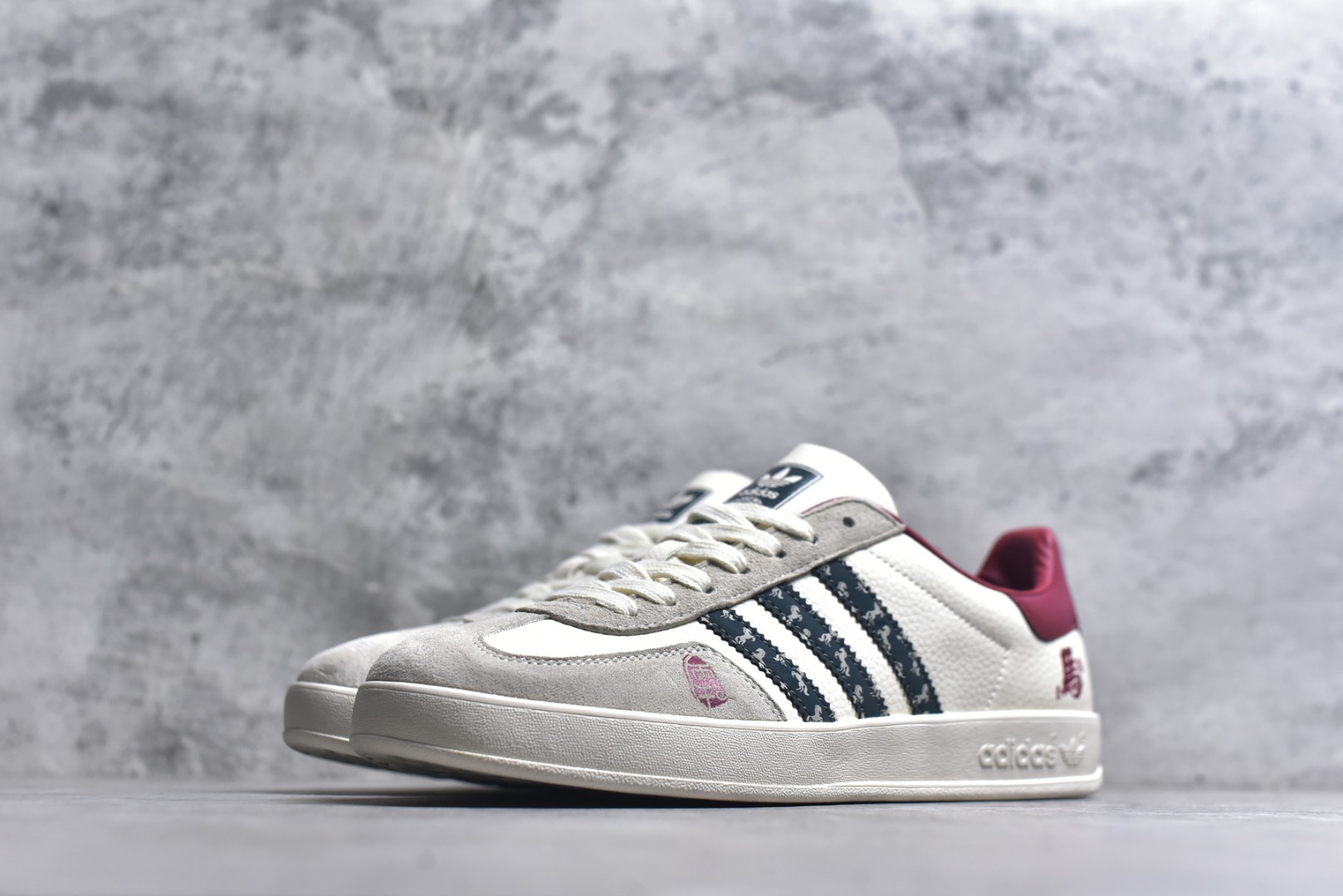图片[2]-#马年新款海外定制限量发售 Adidas Originals GAZELLE INDOOR“马年联名限定-藏青织纹”专为 2026 丙午马年打造的限定德训鞋，延续 adidas 经典板鞋版型，经典三道杠采用藏青底白纹织带，表面满印连续骏马剪影织纹，鞋头点缀红色圆形马字印章刺绣，鞋尾搭配同色系骏马剪影刺绣，前后呼应的生肖细节，荔枝皮鞋面柔软亲肤，橡胶防滑大底稳当贴脚 货号：ZH2601 尺码：36 36.5 37.5 38 38.5 39 40 40.5 41 42 42.5 43 44 44.5 45-选品中心