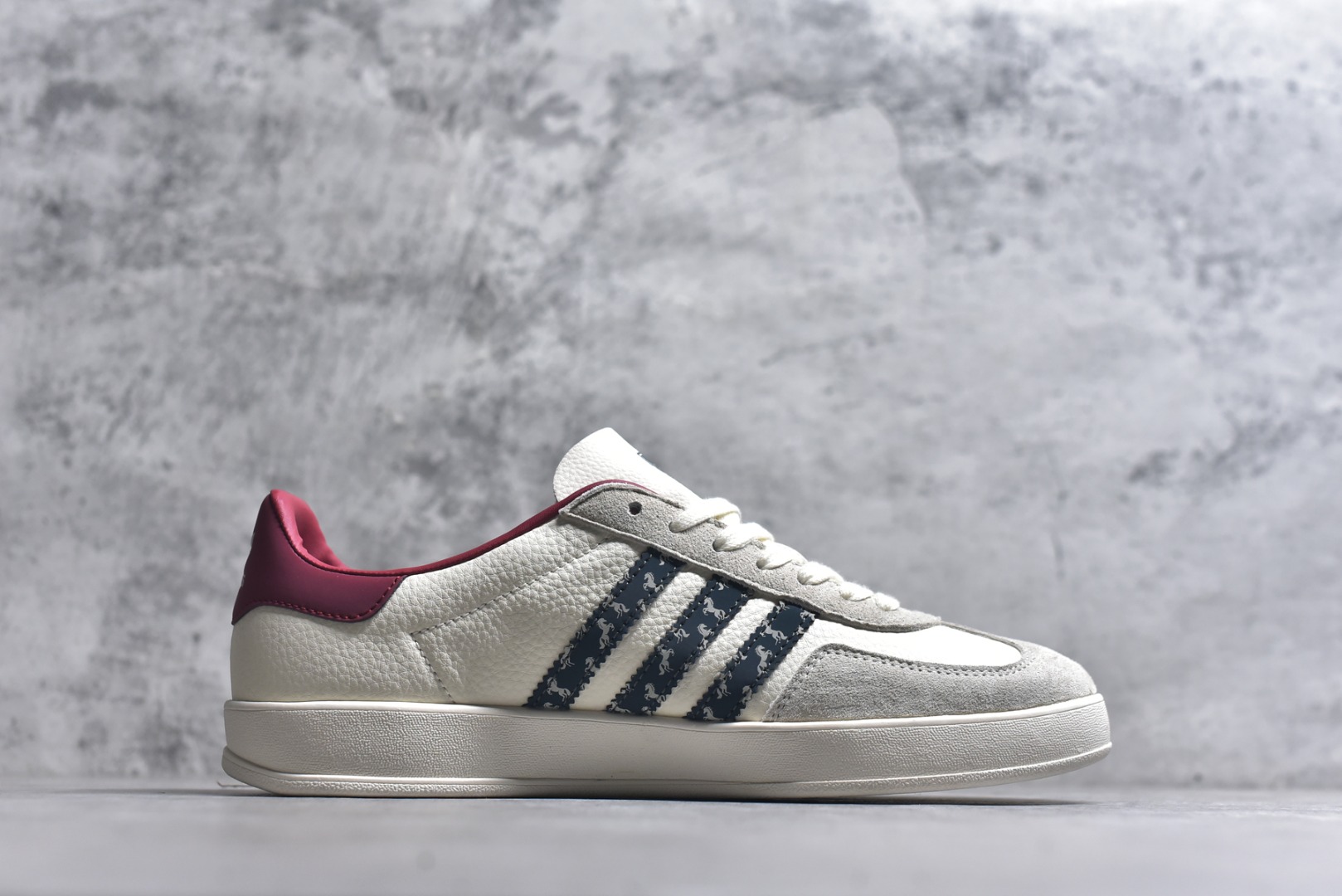 图片[3]-#马年新款海外定制限量发售 Adidas Originals GAZELLE INDOOR“马年联名限定-藏青织纹”专为 2026 丙午马年打造的限定德训鞋，延续 adidas 经典板鞋版型，经典三道杠采用藏青底白纹织带，表面满印连续骏马剪影织纹，鞋头点缀红色圆形马字印章刺绣，鞋尾搭配同色系骏马剪影刺绣，前后呼应的生肖细节，荔枝皮鞋面柔软亲肤，橡胶防滑大底稳当贴脚 货号：ZH2601 尺码：36 36.5 37.5 38 38.5 39 40 40.5 41 42 42.5 43 44 44.5 45-选品中心