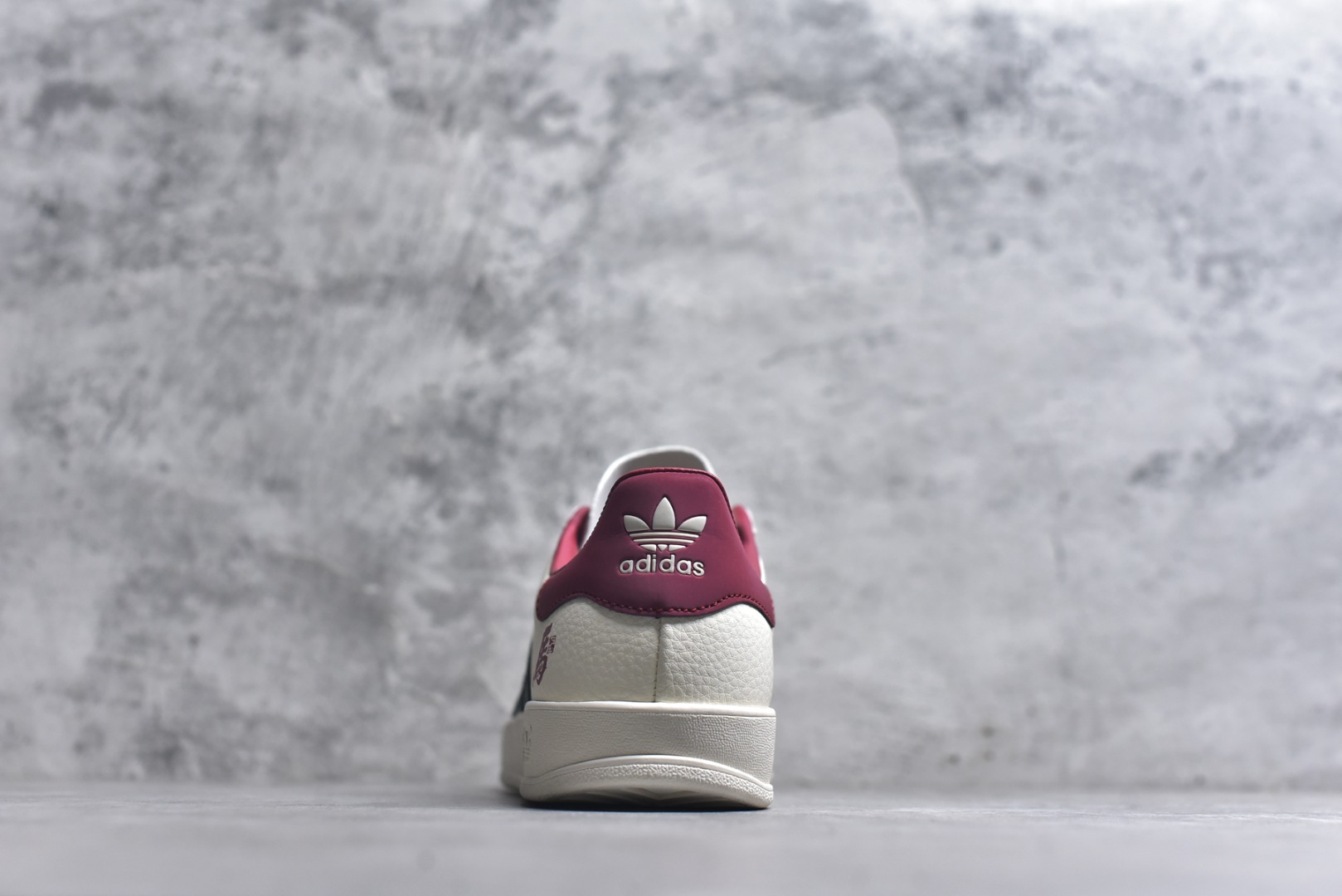 图片[5]-#马年新款海外定制限量发售 Adidas Originals GAZELLE INDOOR“马年联名限定-藏青织纹”专为 2026 丙午马年打造的限定德训鞋，延续 adidas 经典板鞋版型，经典三道杠采用藏青底白纹织带，表面满印连续骏马剪影织纹，鞋头点缀红色圆形马字印章刺绣，鞋尾搭配同色系骏马剪影刺绣，前后呼应的生肖细节，荔枝皮鞋面柔软亲肤，橡胶防滑大底稳当贴脚 货号：ZH2601 尺码：36 36.5 37.5 38 38.5 39 40 40.5 41 42 42.5 43 44 44.5 45-选品中心
