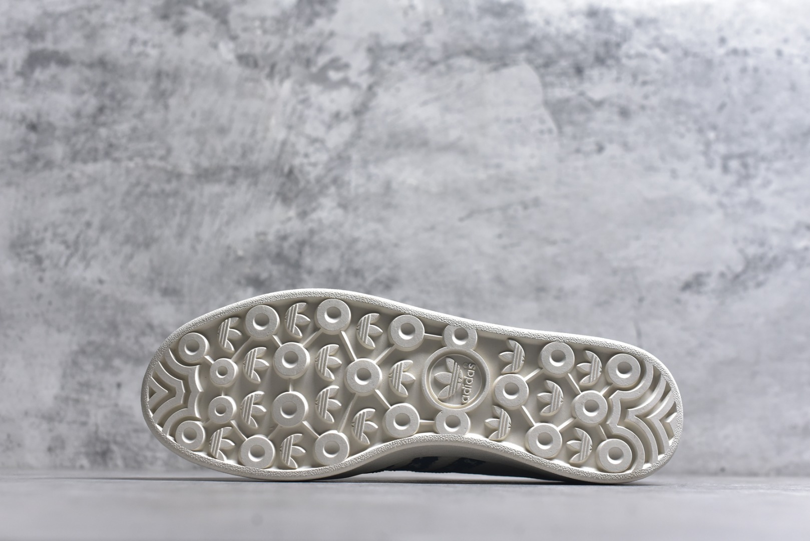 图片[6]-#马年新款海外定制限量发售 Adidas Originals GAZELLE INDOOR“马年联名限定-藏青织纹”专为 2026 丙午马年打造的限定德训鞋，延续 adidas 经典板鞋版型，经典三道杠采用藏青底白纹织带，表面满印连续骏马剪影织纹，鞋头点缀红色圆形马字印章刺绣，鞋尾搭配同色系骏马剪影刺绣，前后呼应的生肖细节，荔枝皮鞋面柔软亲肤，橡胶防滑大底稳当贴脚 货号：ZH2601 尺码：36 36.5 37.5 38 38.5 39 40 40.5 41 42 42.5 43 44 44.5 45-选品中心