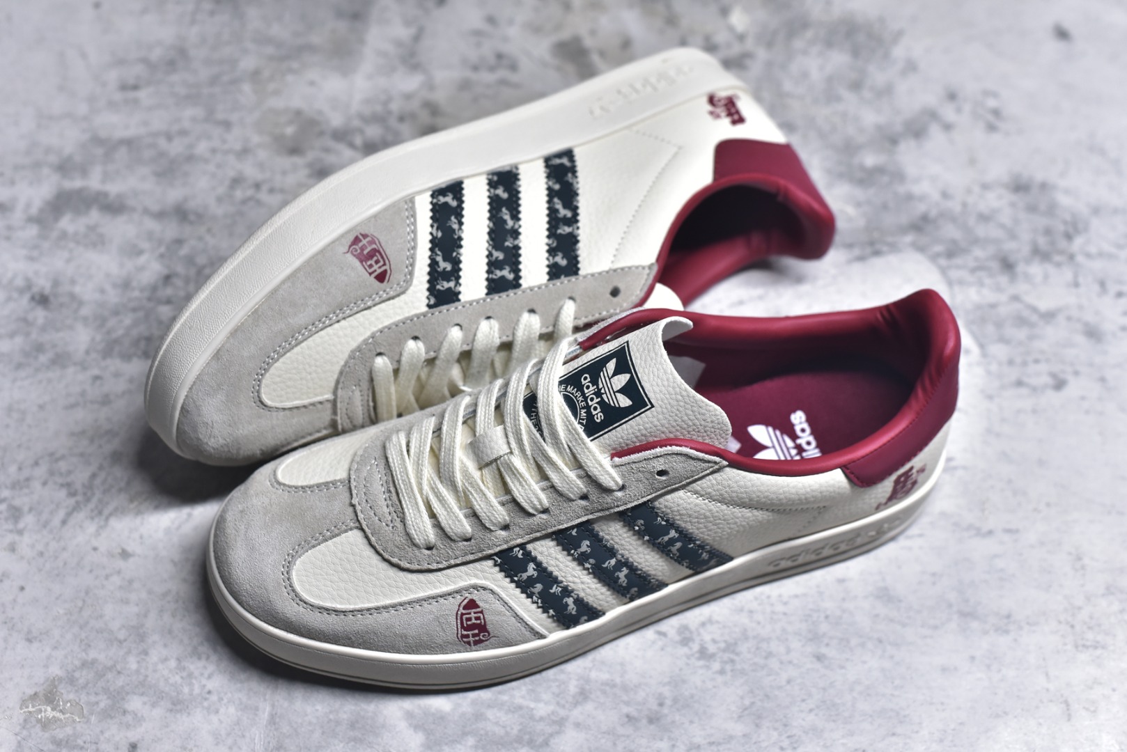 图片[7]-#马年新款海外定制限量发售 Adidas Originals GAZELLE INDOOR“马年联名限定-藏青织纹”专为 2026 丙午马年打造的限定德训鞋，延续 adidas 经典板鞋版型，经典三道杠采用藏青底白纹织带，表面满印连续骏马剪影织纹，鞋头点缀红色圆形马字印章刺绣，鞋尾搭配同色系骏马剪影刺绣，前后呼应的生肖细节，荔枝皮鞋面柔软亲肤，橡胶防滑大底稳当贴脚 货号：ZH2601 尺码：36 36.5 37.5 38 38.5 39 40 40.5 41 42 42.5 43 44 44.5 45-选品中心