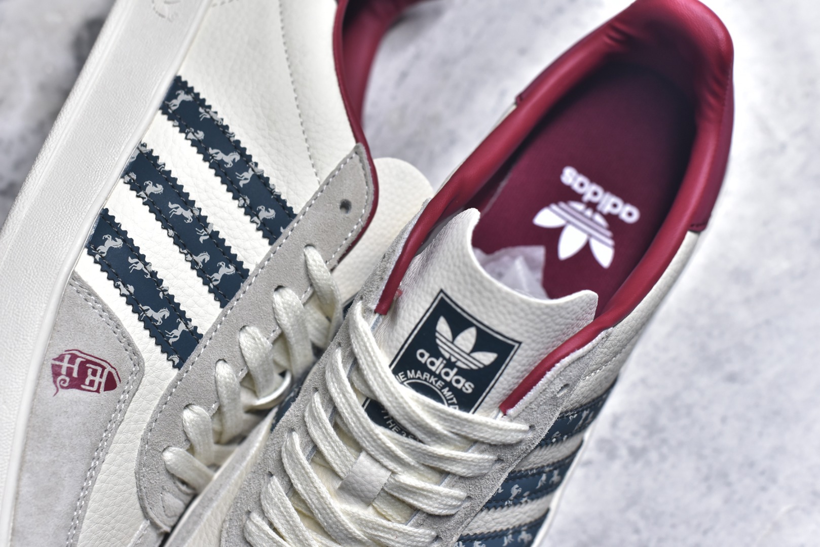 图片[9]-#马年新款海外定制限量发售 Adidas Originals GAZELLE INDOOR“马年联名限定-藏青织纹”专为 2026 丙午马年打造的限定德训鞋，延续 adidas 经典板鞋版型，经典三道杠采用藏青底白纹织带，表面满印连续骏马剪影织纹，鞋头点缀红色圆形马字印章刺绣，鞋尾搭配同色系骏马剪影刺绣，前后呼应的生肖细节，荔枝皮鞋面柔软亲肤，橡胶防滑大底稳当贴脚 货号：ZH2601 尺码：36 36.5 37.5 38 38.5 39 40 40.5 41 42 42.5 43 44 44.5 45-选品中心