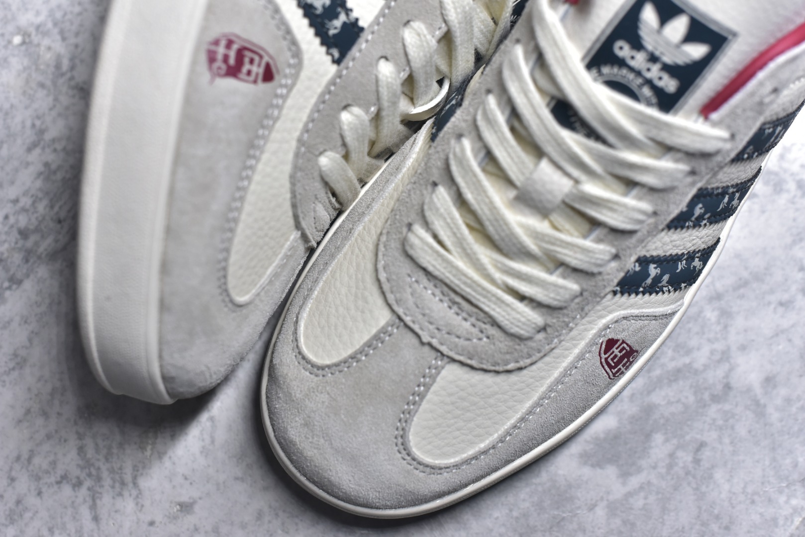 图片[8]-#马年新款海外定制限量发售 Adidas Originals GAZELLE INDOOR“马年联名限定-藏青织纹”专为 2026 丙午马年打造的限定德训鞋，延续 adidas 经典板鞋版型，经典三道杠采用藏青底白纹织带，表面满印连续骏马剪影织纹，鞋头点缀红色圆形马字印章刺绣，鞋尾搭配同色系骏马剪影刺绣，前后呼应的生肖细节，荔枝皮鞋面柔软亲肤，橡胶防滑大底稳当贴脚 货号：ZH2601 尺码：36 36.5 37.5 38 38.5 39 40 40.5 41 42 42.5 43 44 44.5 45-选品中心