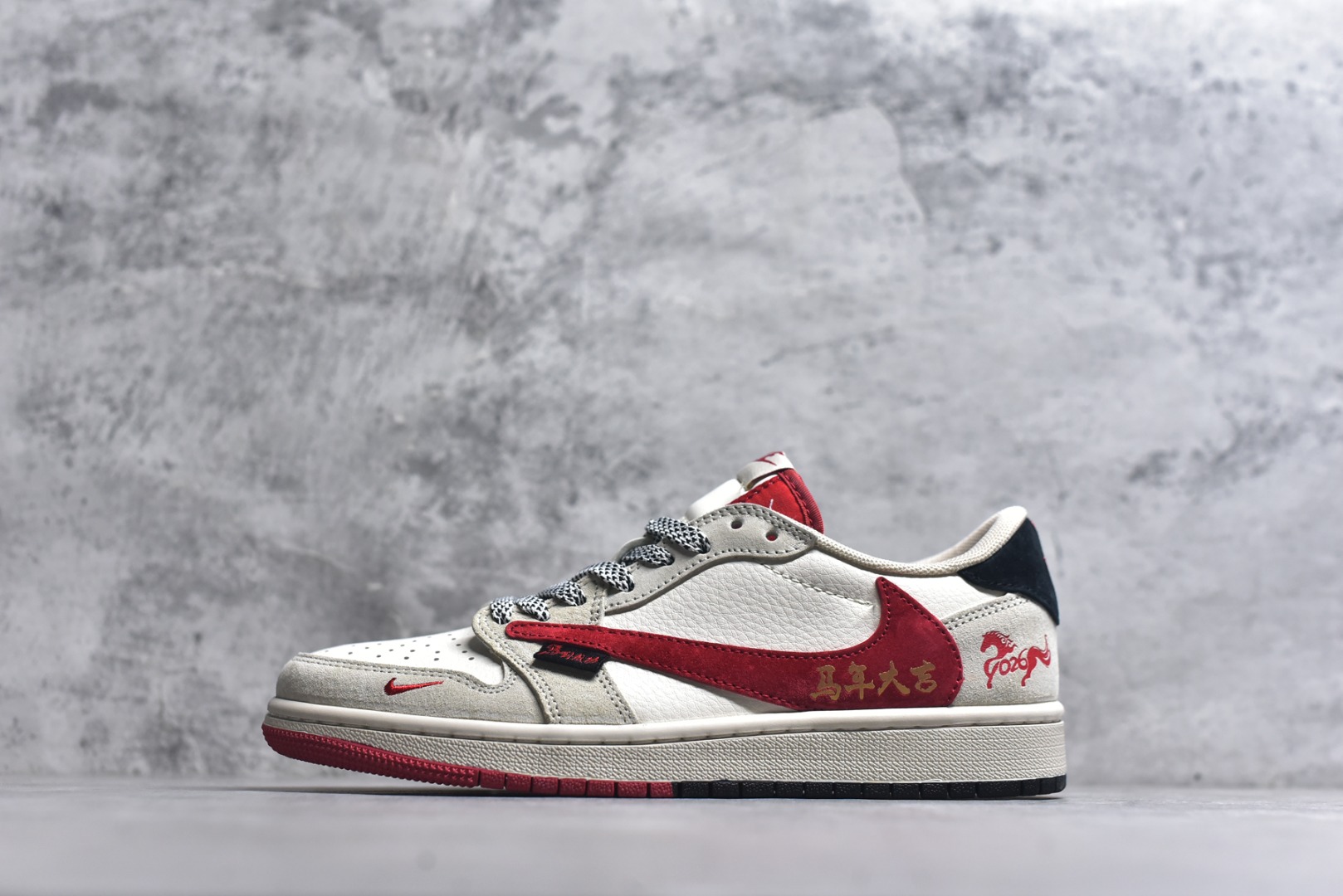 #马年新款海外爆款限量发售！Travis Scott x Fragment Design x Jordan Air Jordan 1 Low OG SP “马年联名限定-米白红” 多方联名合作融合了Travi翻毛蓝勾s Scott 独特的音乐风格，藤原浩个性的设计风格以及Jordan品牌的经典元素 使其成为一双具有独特身份和价值的鞋子 清新而立体的外观加上联名标识更突出了其独特身份 这种配色方案显示出活力和时尚感 在视觉上引人注目 鞋身的质感和细腻的细节处理使其显得高端而格调十足 这款“倒钩”联名是设计与创意完美结合 融合多方的个性风格是一款备受瞩目的潮流鞋款 低帮休闲板鞋 定制鞋盒 大厂纯原品质出货 超高清洁度 皮料切割干净无任何毛边 细节完美 货号：HG0026-018 尺码：36 36.5 37.5 38 38.5 39 40 40.5 41 42 42.5 43 44 44.5 45-选品中心