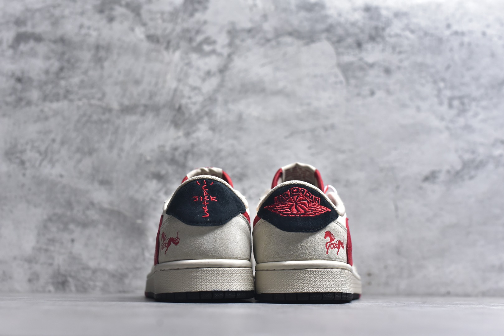 图片[5]-#马年新款海外爆款限量发售！Travis Scott x Fragment Design x Jordan Air Jordan 1 Low OG SP “马年联名限定-米白红” 多方联名合作融合了Travi翻毛蓝勾s Scott 独特的音乐风格，藤原浩个性的设计风格以及Jordan品牌的经典元素 使其成为一双具有独特身份和价值的鞋子 清新而立体的外观加上联名标识更突出了其独特身份 这种配色方案显示出活力和时尚感 在视觉上引人注目 鞋身的质感和细腻的细节处理使其显得高端而格调十足 这款“倒钩”联名是设计与创意完美结合 融合多方的个性风格是一款备受瞩目的潮流鞋款 低帮休闲板鞋 定制鞋盒 大厂纯原品质出货 超高清洁度 皮料切割干净无任何毛边 细节完美 货号：HG0026-018 尺码：36 36.5 37.5 38 38.5 39 40 40.5 41 42 42.5 43 44 44.5 45-选品中心