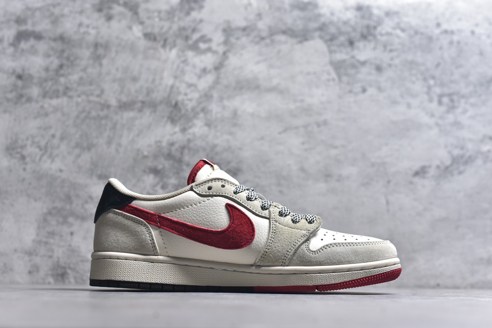 图片[3]-#马年新款海外爆款限量发售！Travis Scott x Fragment Design x Jordan Air Jordan 1 Low OG SP “马年联名限定-米白红” 多方联名合作融合了Travi翻毛蓝勾s Scott 独特的音乐风格，藤原浩个性的设计风格以及Jordan品牌的经典元素 使其成为一双具有独特身份和价值的鞋子 清新而立体的外观加上联名标识更突出了其独特身份 这种配色方案显示出活力和时尚感 在视觉上引人注目 鞋身的质感和细腻的细节处理使其显得高端而格调十足 这款“倒钩”联名是设计与创意完美结合 融合多方的个性风格是一款备受瞩目的潮流鞋款 低帮休闲板鞋 定制鞋盒 大厂纯原品质出货 超高清洁度 皮料切割干净无任何毛边 细节完美 货号：HG0026-018 尺码：36 36.5 37.5 38 38.5 39 40 40.5 41 42 42.5 43 44 44.5 45-选品中心