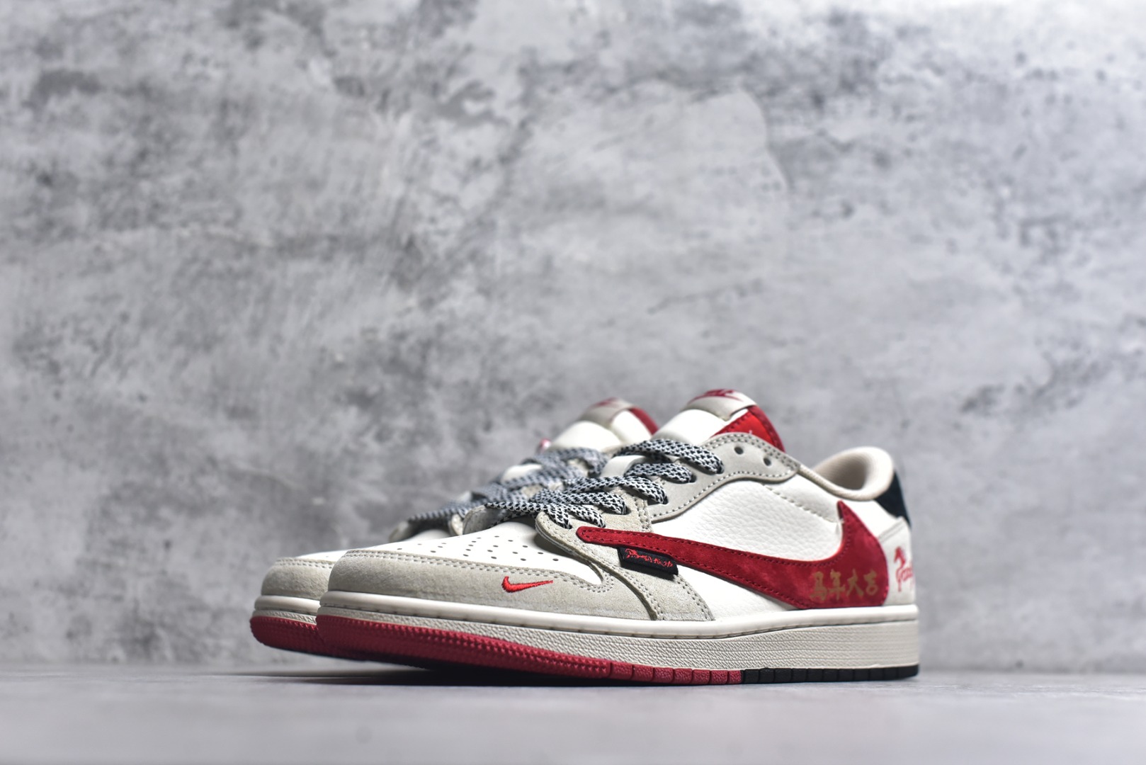 图片[2]-#马年新款海外爆款限量发售！Travis Scott x Fragment Design x Jordan Air Jordan 1 Low OG SP “马年联名限定-米白红” 多方联名合作融合了Travi翻毛蓝勾s Scott 独特的音乐风格，藤原浩个性的设计风格以及Jordan品牌的经典元素 使其成为一双具有独特身份和价值的鞋子 清新而立体的外观加上联名标识更突出了其独特身份 这种配色方案显示出活力和时尚感 在视觉上引人注目 鞋身的质感和细腻的细节处理使其显得高端而格调十足 这款“倒钩”联名是设计与创意完美结合 融合多方的个性风格是一款备受瞩目的潮流鞋款 低帮休闲板鞋 定制鞋盒 大厂纯原品质出货 超高清洁度 皮料切割干净无任何毛边 细节完美 货号：HG0026-018 尺码：36 36.5 37.5 38 38.5 39 40 40.5 41 42 42.5 43 44 44.5 45-选品中心