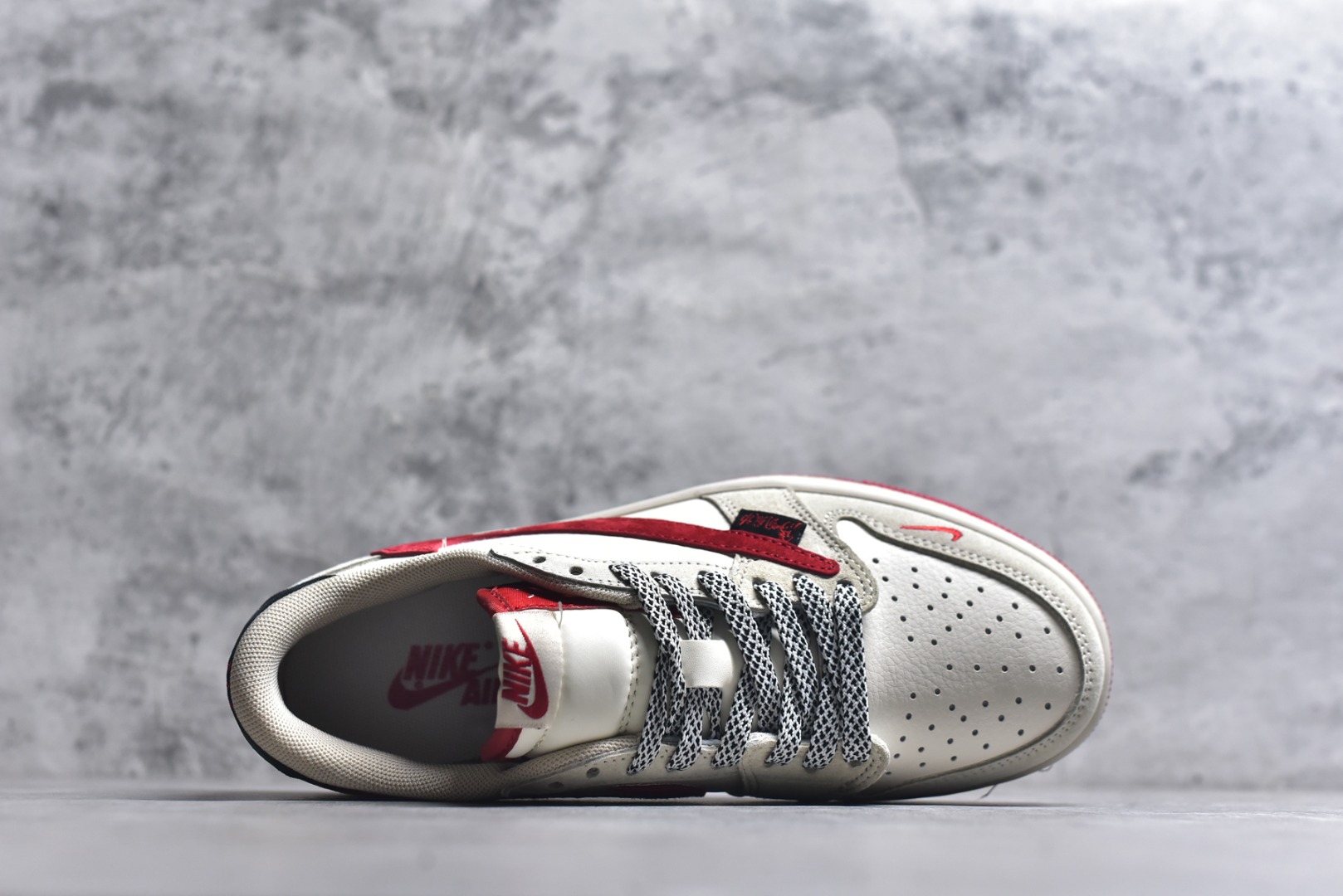 图片[4]-#马年新款海外爆款限量发售！Travis Scott x Fragment Design x Jordan Air Jordan 1 Low OG SP “马年联名限定-米白红” 多方联名合作融合了Travi翻毛蓝勾s Scott 独特的音乐风格，藤原浩个性的设计风格以及Jordan品牌的经典元素 使其成为一双具有独特身份和价值的鞋子 清新而立体的外观加上联名标识更突出了其独特身份 这种配色方案显示出活力和时尚感 在视觉上引人注目 鞋身的质感和细腻的细节处理使其显得高端而格调十足 这款“倒钩”联名是设计与创意完美结合 融合多方的个性风格是一款备受瞩目的潮流鞋款 低帮休闲板鞋 定制鞋盒 大厂纯原品质出货 超高清洁度 皮料切割干净无任何毛边 细节完美 货号：HG0026-018 尺码：36 36.5 37.5 38 38.5 39 40 40.5 41 42 42.5 43 44 44.5 45-选品中心