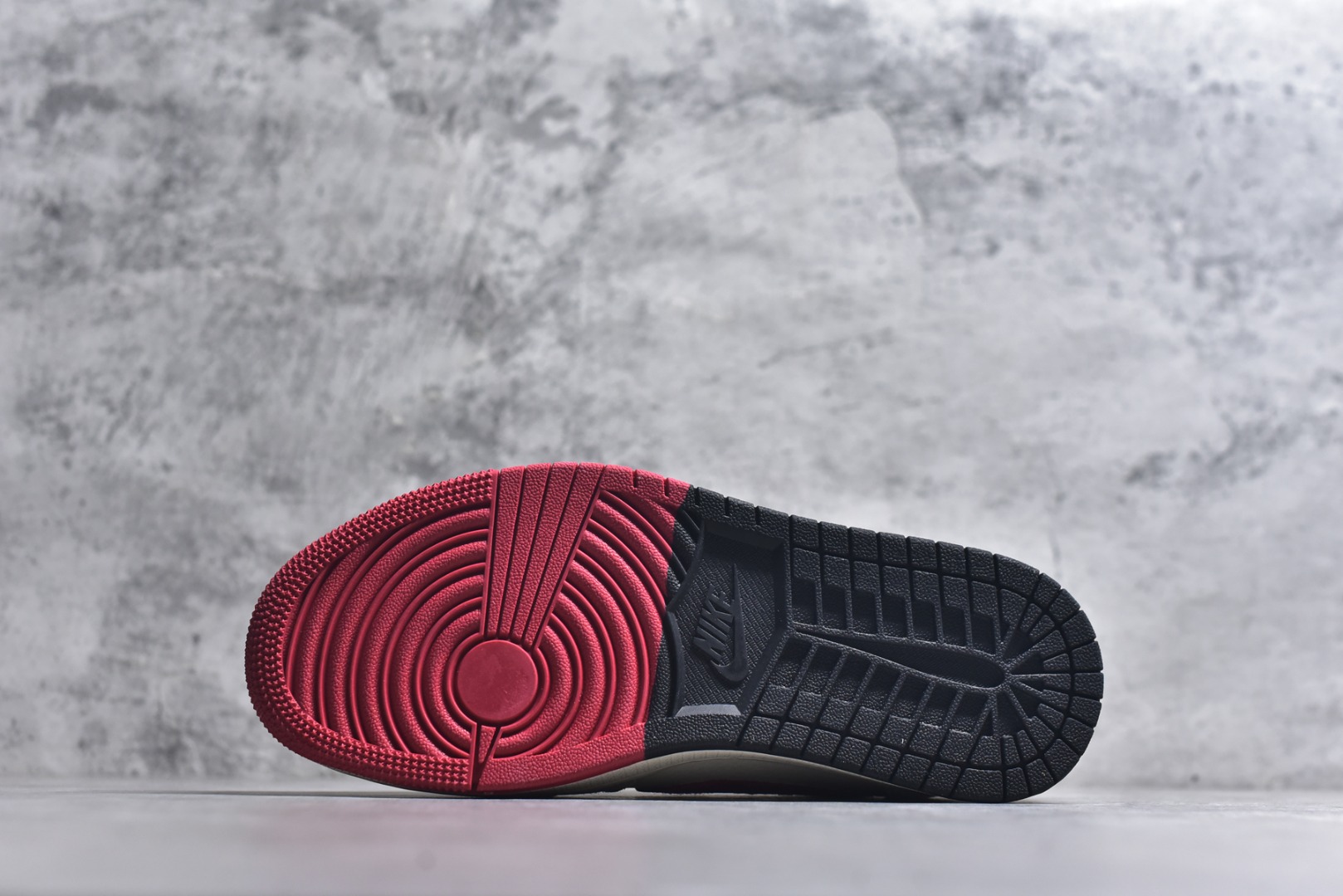 图片[6]-#马年新款海外爆款限量发售！Travis Scott x Fragment Design x Jordan Air Jordan 1 Low OG SP “马年联名限定-米白红” 多方联名合作融合了Travi翻毛蓝勾s Scott 独特的音乐风格，藤原浩个性的设计风格以及Jordan品牌的经典元素 使其成为一双具有独特身份和价值的鞋子 清新而立体的外观加上联名标识更突出了其独特身份 这种配色方案显示出活力和时尚感 在视觉上引人注目 鞋身的质感和细腻的细节处理使其显得高端而格调十足 这款“倒钩”联名是设计与创意完美结合 融合多方的个性风格是一款备受瞩目的潮流鞋款 低帮休闲板鞋 定制鞋盒 大厂纯原品质出货 超高清洁度 皮料切割干净无任何毛边 细节完美 货号：HG0026-018 尺码：36 36.5 37.5 38 38.5 39 40 40.5 41 42 42.5 43 44 44.5 45-选品中心