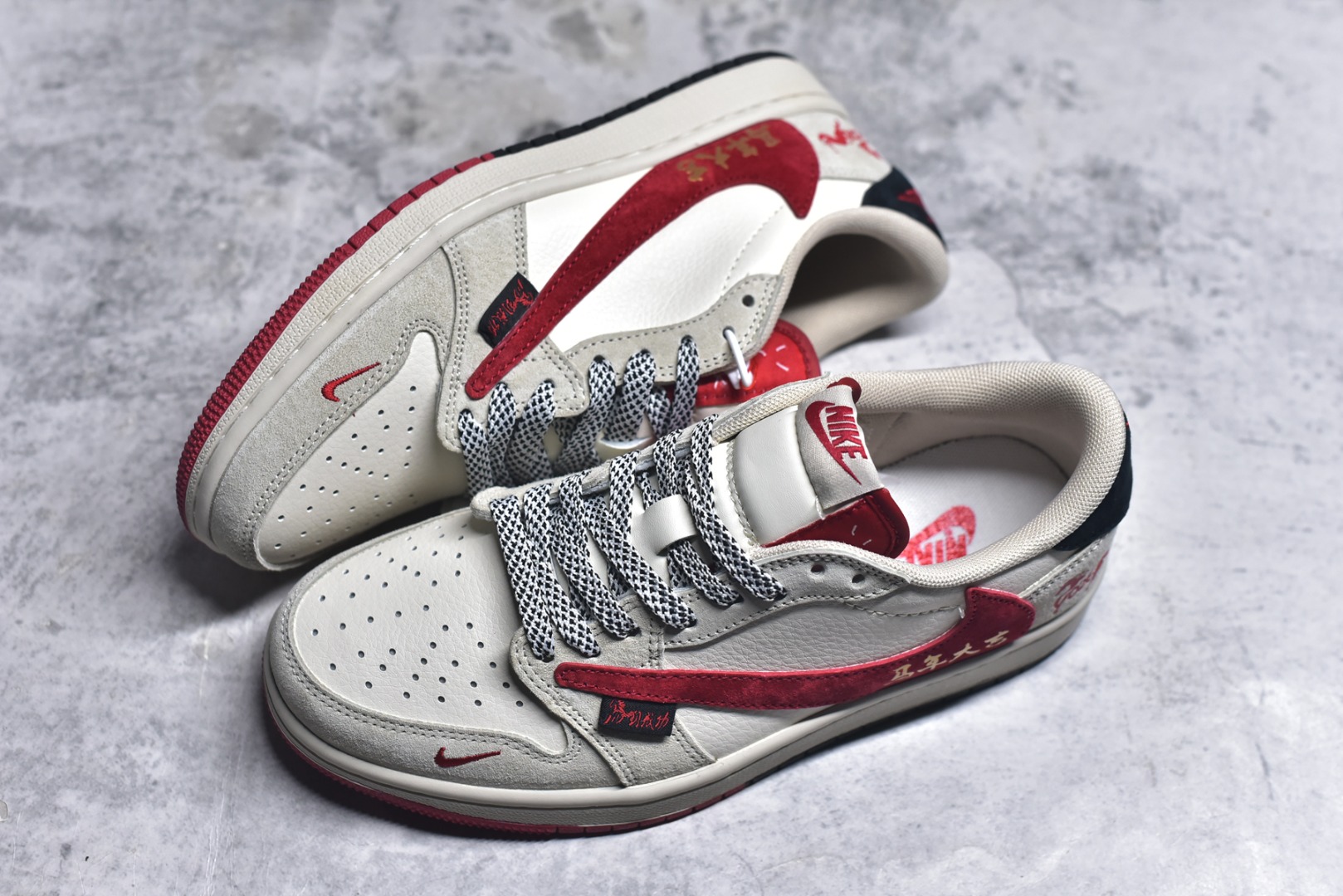 图片[7]-#马年新款海外爆款限量发售！Travis Scott x Fragment Design x Jordan Air Jordan 1 Low OG SP “马年联名限定-米白红” 多方联名合作融合了Travi翻毛蓝勾s Scott 独特的音乐风格，藤原浩个性的设计风格以及Jordan品牌的经典元素 使其成为一双具有独特身份和价值的鞋子 清新而立体的外观加上联名标识更突出了其独特身份 这种配色方案显示出活力和时尚感 在视觉上引人注目 鞋身的质感和细腻的细节处理使其显得高端而格调十足 这款“倒钩”联名是设计与创意完美结合 融合多方的个性风格是一款备受瞩目的潮流鞋款 低帮休闲板鞋 定制鞋盒 大厂纯原品质出货 超高清洁度 皮料切割干净无任何毛边 细节完美 货号：HG0026-018 尺码：36 36.5 37.5 38 38.5 39 40 40.5 41 42 42.5 43 44 44.5 45-选品中心