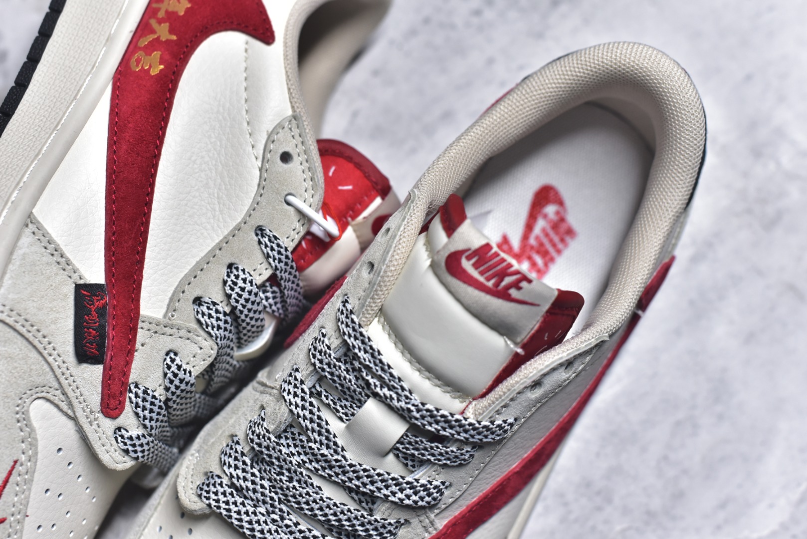 图片[9]-#马年新款海外爆款限量发售！Travis Scott x Fragment Design x Jordan Air Jordan 1 Low OG SP “马年联名限定-米白红” 多方联名合作融合了Travi翻毛蓝勾s Scott 独特的音乐风格，藤原浩个性的设计风格以及Jordan品牌的经典元素 使其成为一双具有独特身份和价值的鞋子 清新而立体的外观加上联名标识更突出了其独特身份 这种配色方案显示出活力和时尚感 在视觉上引人注目 鞋身的质感和细腻的细节处理使其显得高端而格调十足 这款“倒钩”联名是设计与创意完美结合 融合多方的个性风格是一款备受瞩目的潮流鞋款 低帮休闲板鞋 定制鞋盒 大厂纯原品质出货 超高清洁度 皮料切割干净无任何毛边 细节完美 货号：HG0026-018 尺码：36 36.5 37.5 38 38.5 39 40 40.5 41 42 42.5 43 44 44.5 45-选品中心