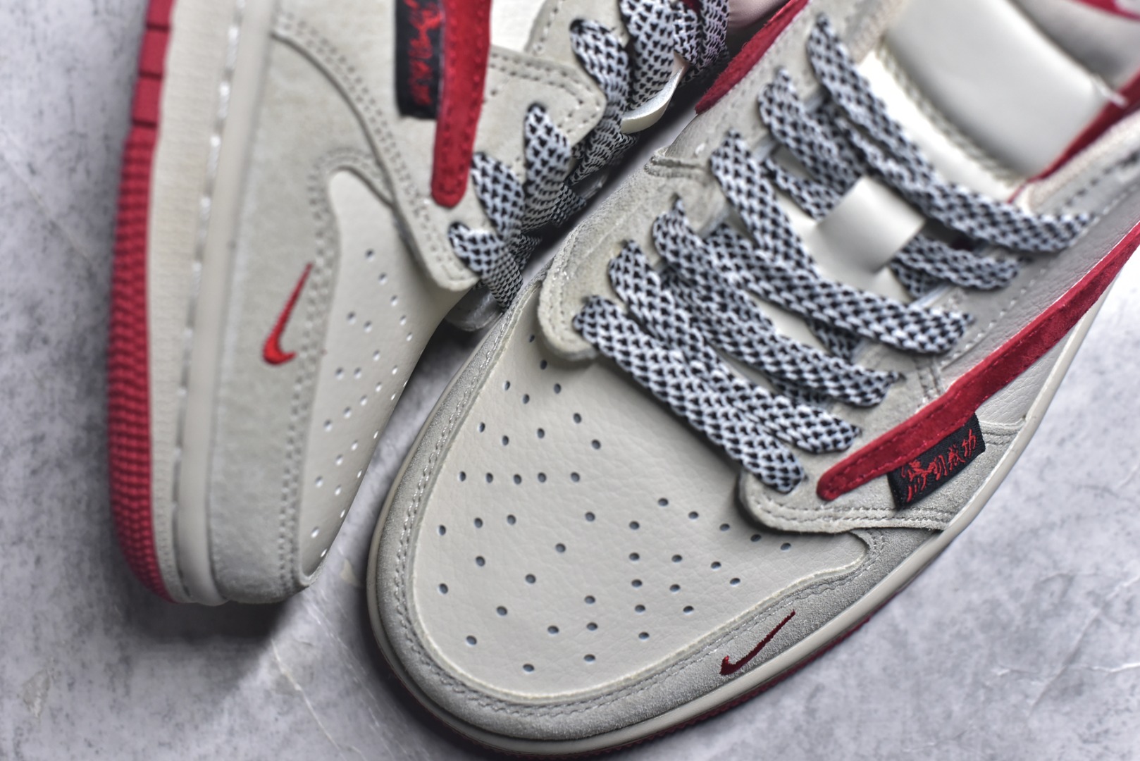 图片[8]-#马年新款海外爆款限量发售！Travis Scott x Fragment Design x Jordan Air Jordan 1 Low OG SP “马年联名限定-米白红” 多方联名合作融合了Travi翻毛蓝勾s Scott 独特的音乐风格，藤原浩个性的设计风格以及Jordan品牌的经典元素 使其成为一双具有独特身份和价值的鞋子 清新而立体的外观加上联名标识更突出了其独特身份 这种配色方案显示出活力和时尚感 在视觉上引人注目 鞋身的质感和细腻的细节处理使其显得高端而格调十足 这款“倒钩”联名是设计与创意完美结合 融合多方的个性风格是一款备受瞩目的潮流鞋款 低帮休闲板鞋 定制鞋盒 大厂纯原品质出货 超高清洁度 皮料切割干净无任何毛边 细节完美 货号：HG0026-018 尺码：36 36.5 37.5 38 38.5 39 40 40.5 41 42 42.5 43 44 44.5 45-选品中心
