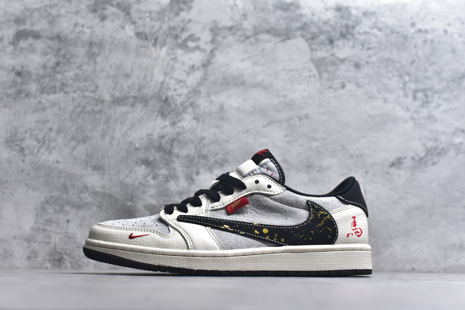 #马年新款海外爆款限量发售！Travis Scott x Fragment Design x Jordan Air Jordan 1 Low OG SP “马年联名限定-泼墨麂皮灰” 多方联名合作融合了Travi翻毛蓝勾s Scott 独特的音乐风格，藤原浩个性的设计风格以及Jordan品牌的经典元素 使其成为一双具有独特身份和价值的鞋子 清新而立体的外观加上联名标识更突出了其独特身份 这种配色方案显示出活力和时尚感 在视觉上引人注目 鞋身的质感和细腻的细节处理使其显得高端而格调十足 这款“倒钩”联名是设计与创意完美结合 融合多方的个性风格是一款备受瞩目的潮流鞋款 低帮休闲板鞋 定制鞋盒 大厂纯原品质出货 超高清洁度 皮料切割干净无任何毛边 细节完美 货号：HG0026-023 尺码：36 36.5 37.5 38 38.5 39 40 40.5 41 42 42.5 43 44 44.5 45-选品中心
