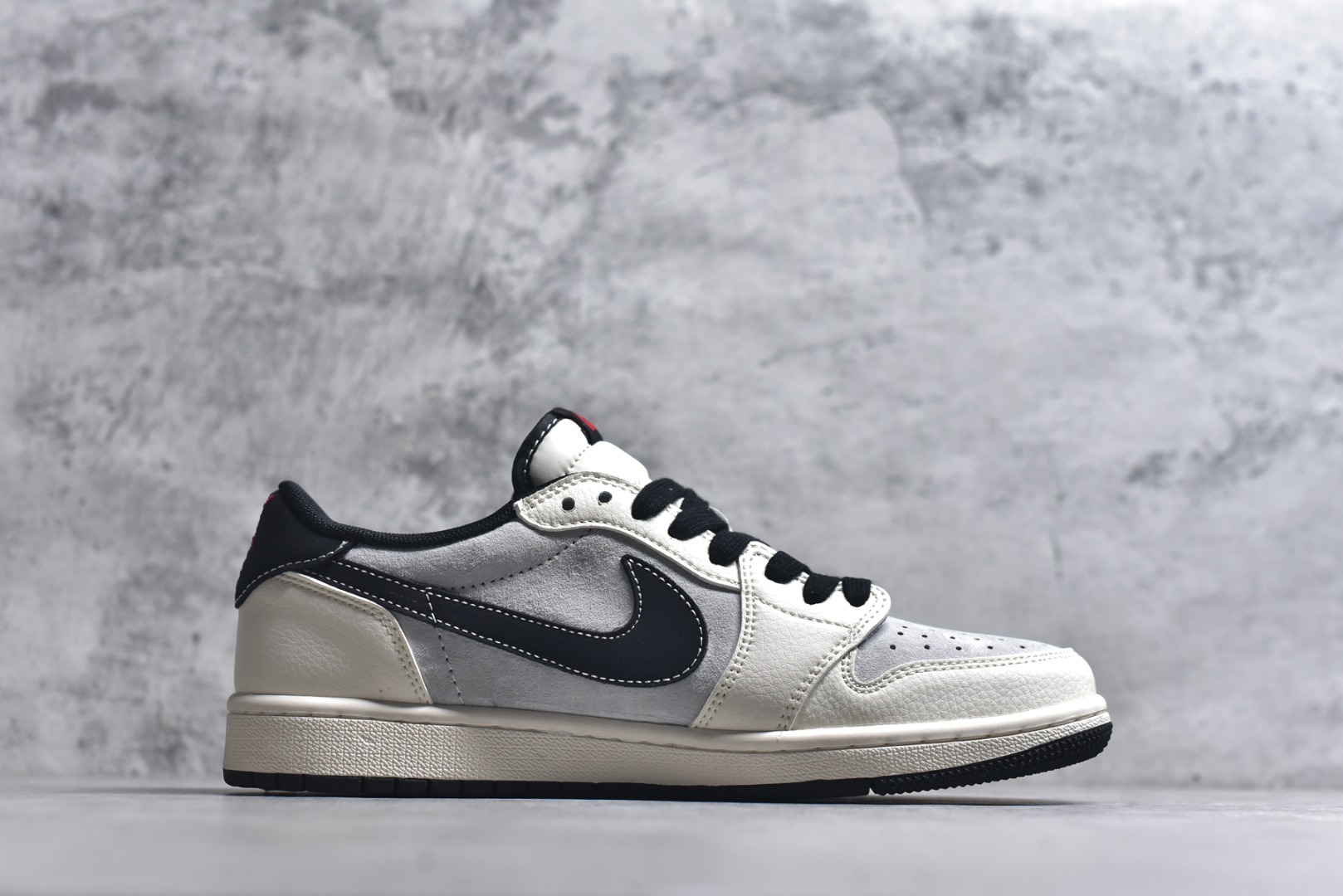 图片[3]-#马年新款海外爆款限量发售！Travis Scott x Fragment Design x Jordan Air Jordan 1 Low OG SP “马年联名限定-泼墨麂皮灰” 多方联名合作融合了Travi翻毛蓝勾s Scott 独特的音乐风格，藤原浩个性的设计风格以及Jordan品牌的经典元素 使其成为一双具有独特身份和价值的鞋子 清新而立体的外观加上联名标识更突出了其独特身份 这种配色方案显示出活力和时尚感 在视觉上引人注目 鞋身的质感和细腻的细节处理使其显得高端而格调十足 这款“倒钩”联名是设计与创意完美结合 融合多方的个性风格是一款备受瞩目的潮流鞋款 低帮休闲板鞋 定制鞋盒 大厂纯原品质出货 超高清洁度 皮料切割干净无任何毛边 细节完美 货号：HG0026-023 尺码：36 36.5 37.5 38 38.5 39 40 40.5 41 42 42.5 43 44 44.5 45-选品中心