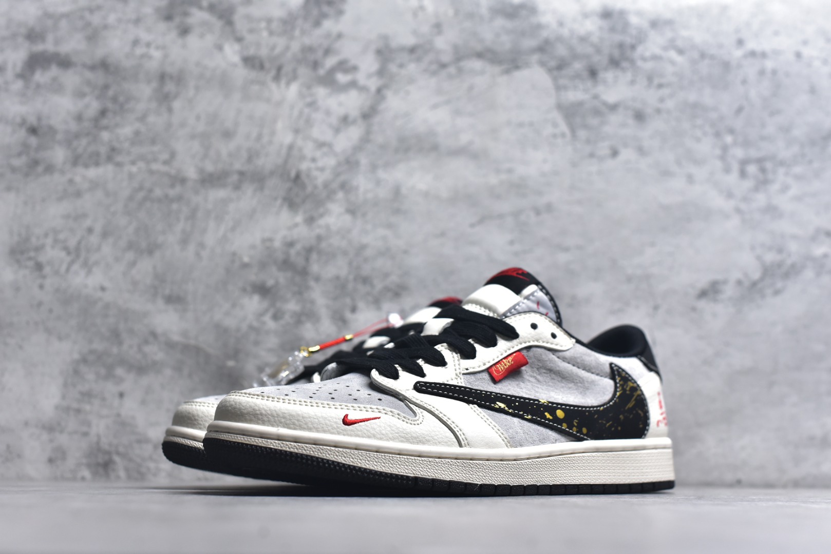 图片[2]-#马年新款海外爆款限量发售！Travis Scott x Fragment Design x Jordan Air Jordan 1 Low OG SP “马年联名限定-泼墨麂皮灰” 多方联名合作融合了Travi翻毛蓝勾s Scott 独特的音乐风格，藤原浩个性的设计风格以及Jordan品牌的经典元素 使其成为一双具有独特身份和价值的鞋子 清新而立体的外观加上联名标识更突出了其独特身份 这种配色方案显示出活力和时尚感 在视觉上引人注目 鞋身的质感和细腻的细节处理使其显得高端而格调十足 这款“倒钩”联名是设计与创意完美结合 融合多方的个性风格是一款备受瞩目的潮流鞋款 低帮休闲板鞋 定制鞋盒 大厂纯原品质出货 超高清洁度 皮料切割干净无任何毛边 细节完美 货号：HG0026-023 尺码：36 36.5 37.5 38 38.5 39 40 40.5 41 42 42.5 43 44 44.5 45-选品中心