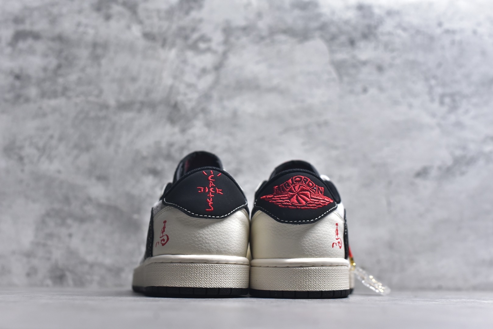 图片[5]-#马年新款海外爆款限量发售！Travis Scott x Fragment Design x Jordan Air Jordan 1 Low OG SP “马年联名限定-泼墨麂皮灰” 多方联名合作融合了Travi翻毛蓝勾s Scott 独特的音乐风格，藤原浩个性的设计风格以及Jordan品牌的经典元素 使其成为一双具有独特身份和价值的鞋子 清新而立体的外观加上联名标识更突出了其独特身份 这种配色方案显示出活力和时尚感 在视觉上引人注目 鞋身的质感和细腻的细节处理使其显得高端而格调十足 这款“倒钩”联名是设计与创意完美结合 融合多方的个性风格是一款备受瞩目的潮流鞋款 低帮休闲板鞋 定制鞋盒 大厂纯原品质出货 超高清洁度 皮料切割干净无任何毛边 细节完美 货号：HG0026-023 尺码：36 36.5 37.5 38 38.5 39 40 40.5 41 42 42.5 43 44 44.5 45-选品中心