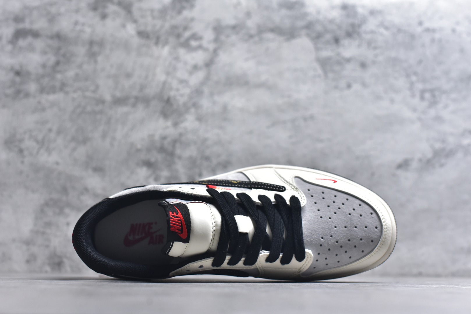 图片[4]-#马年新款海外爆款限量发售！Travis Scott x Fragment Design x Jordan Air Jordan 1 Low OG SP “马年联名限定-泼墨麂皮灰” 多方联名合作融合了Travi翻毛蓝勾s Scott 独特的音乐风格，藤原浩个性的设计风格以及Jordan品牌的经典元素 使其成为一双具有独特身份和价值的鞋子 清新而立体的外观加上联名标识更突出了其独特身份 这种配色方案显示出活力和时尚感 在视觉上引人注目 鞋身的质感和细腻的细节处理使其显得高端而格调十足 这款“倒钩”联名是设计与创意完美结合 融合多方的个性风格是一款备受瞩目的潮流鞋款 低帮休闲板鞋 定制鞋盒 大厂纯原品质出货 超高清洁度 皮料切割干净无任何毛边 细节完美 货号：HG0026-023 尺码：36 36.5 37.5 38 38.5 39 40 40.5 41 42 42.5 43 44 44.5 45-选品中心