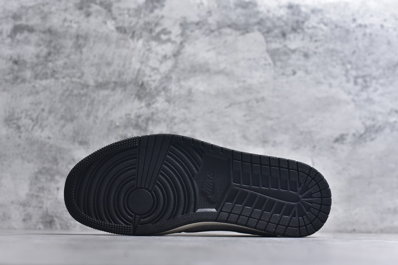 图片[6]-#马年新款海外爆款限量发售！Travis Scott x Fragment Design x Jordan Air Jordan 1 Low OG SP “马年联名限定-泼墨麂皮灰” 多方联名合作融合了Travi翻毛蓝勾s Scott 独特的音乐风格，藤原浩个性的设计风格以及Jordan品牌的经典元素 使其成为一双具有独特身份和价值的鞋子 清新而立体的外观加上联名标识更突出了其独特身份 这种配色方案显示出活力和时尚感 在视觉上引人注目 鞋身的质感和细腻的细节处理使其显得高端而格调十足 这款“倒钩”联名是设计与创意完美结合 融合多方的个性风格是一款备受瞩目的潮流鞋款 低帮休闲板鞋 定制鞋盒 大厂纯原品质出货 超高清洁度 皮料切割干净无任何毛边 细节完美 货号：HG0026-023 尺码：36 36.5 37.5 38 38.5 39 40 40.5 41 42 42.5 43 44 44.5 45-选品中心