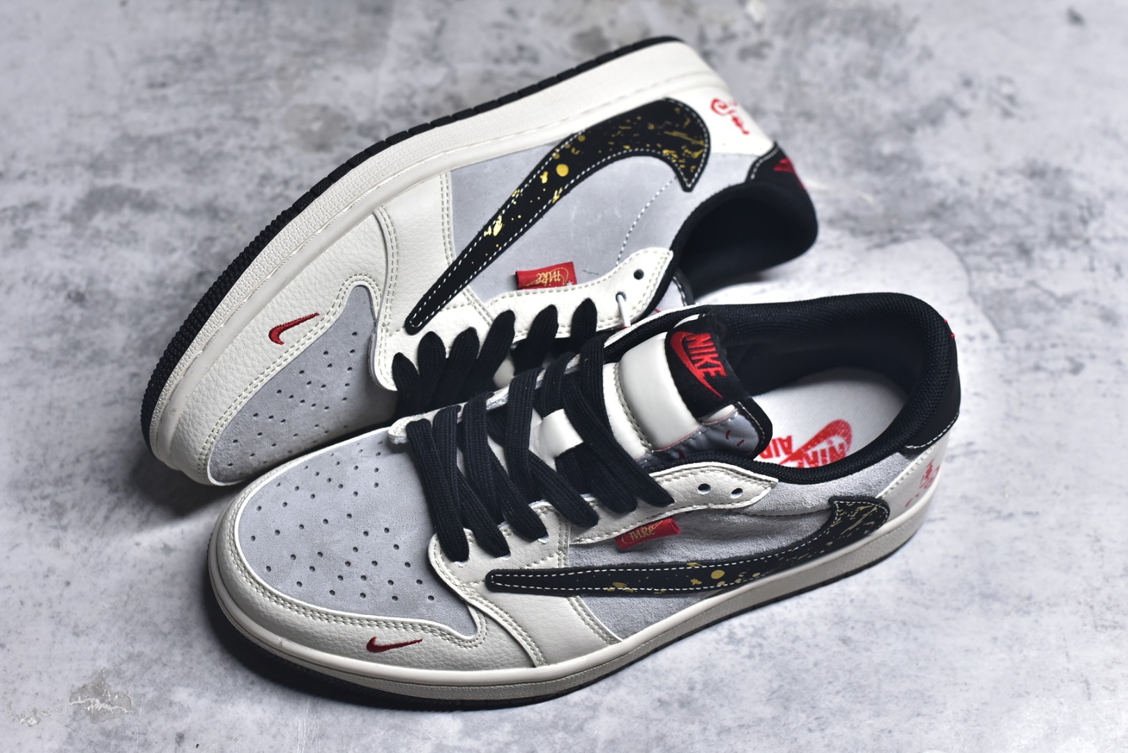 图片[7]-#马年新款海外爆款限量发售！Travis Scott x Fragment Design x Jordan Air Jordan 1 Low OG SP “马年联名限定-泼墨麂皮灰” 多方联名合作融合了Travi翻毛蓝勾s Scott 独特的音乐风格，藤原浩个性的设计风格以及Jordan品牌的经典元素 使其成为一双具有独特身份和价值的鞋子 清新而立体的外观加上联名标识更突出了其独特身份 这种配色方案显示出活力和时尚感 在视觉上引人注目 鞋身的质感和细腻的细节处理使其显得高端而格调十足 这款“倒钩”联名是设计与创意完美结合 融合多方的个性风格是一款备受瞩目的潮流鞋款 低帮休闲板鞋 定制鞋盒 大厂纯原品质出货 超高清洁度 皮料切割干净无任何毛边 细节完美 货号：HG0026-023 尺码：36 36.5 37.5 38 38.5 39 40 40.5 41 42 42.5 43 44 44.5 45-选品中心