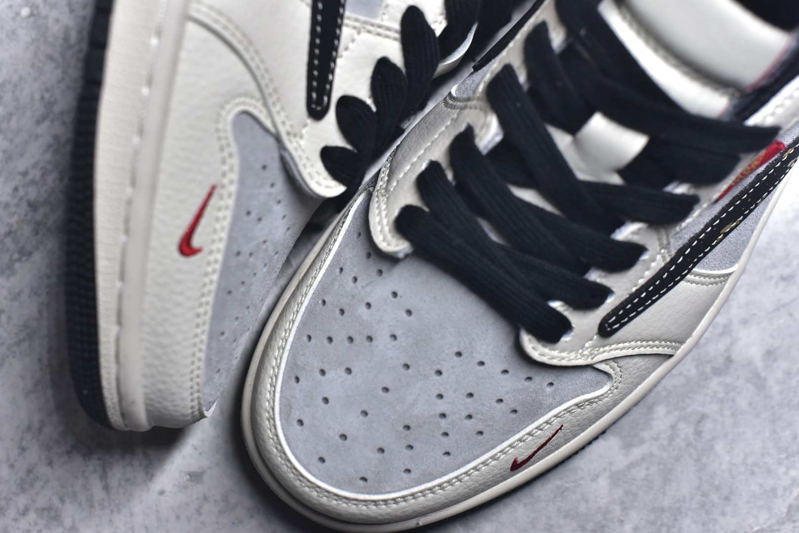 图片[8]-#马年新款海外爆款限量发售！Travis Scott x Fragment Design x Jordan Air Jordan 1 Low OG SP “马年联名限定-泼墨麂皮灰” 多方联名合作融合了Travi翻毛蓝勾s Scott 独特的音乐风格，藤原浩个性的设计风格以及Jordan品牌的经典元素 使其成为一双具有独特身份和价值的鞋子 清新而立体的外观加上联名标识更突出了其独特身份 这种配色方案显示出活力和时尚感 在视觉上引人注目 鞋身的质感和细腻的细节处理使其显得高端而格调十足 这款“倒钩”联名是设计与创意完美结合 融合多方的个性风格是一款备受瞩目的潮流鞋款 低帮休闲板鞋 定制鞋盒 大厂纯原品质出货 超高清洁度 皮料切割干净无任何毛边 细节完美 货号：HG0026-023 尺码：36 36.5 37.5 38 38.5 39 40 40.5 41 42 42.5 43 44 44.5 45-选品中心