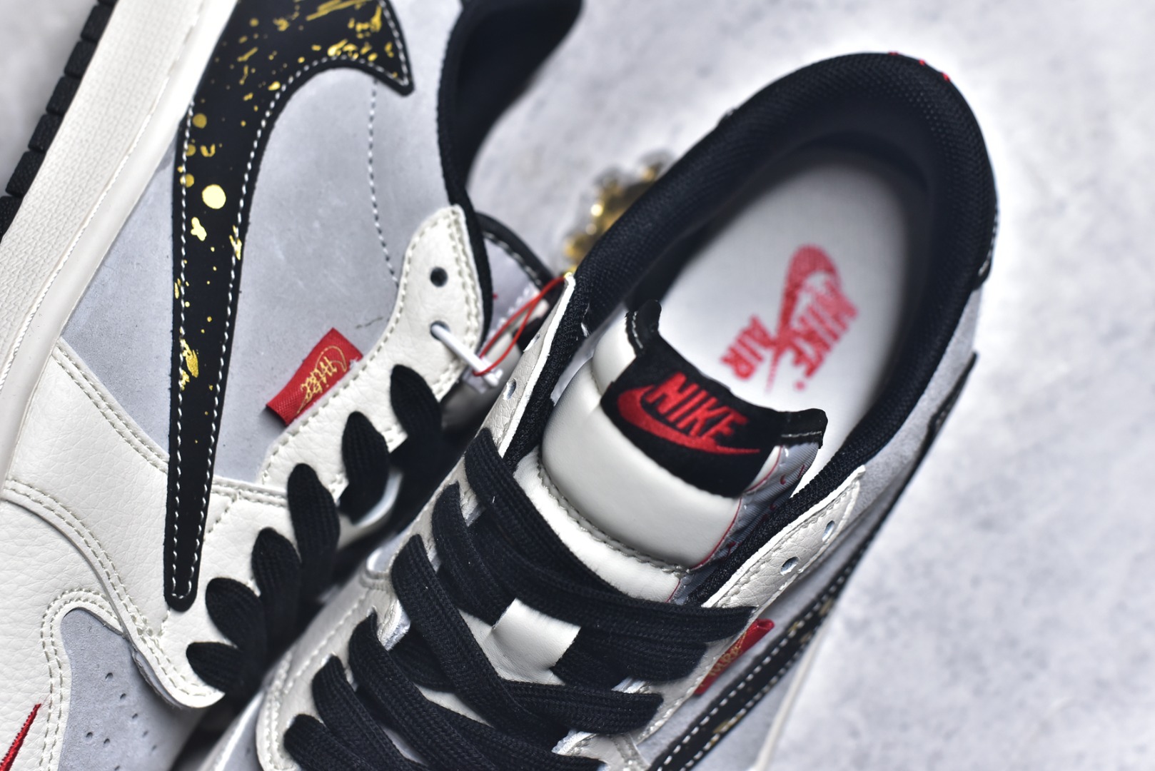 图片[9]-#马年新款海外爆款限量发售！Travis Scott x Fragment Design x Jordan Air Jordan 1 Low OG SP “马年联名限定-泼墨麂皮灰” 多方联名合作融合了Travi翻毛蓝勾s Scott 独特的音乐风格，藤原浩个性的设计风格以及Jordan品牌的经典元素 使其成为一双具有独特身份和价值的鞋子 清新而立体的外观加上联名标识更突出了其独特身份 这种配色方案显示出活力和时尚感 在视觉上引人注目 鞋身的质感和细腻的细节处理使其显得高端而格调十足 这款“倒钩”联名是设计与创意完美结合 融合多方的个性风格是一款备受瞩目的潮流鞋款 低帮休闲板鞋 定制鞋盒 大厂纯原品质出货 超高清洁度 皮料切割干净无任何毛边 细节完美 货号：HG0026-023 尺码：36 36.5 37.5 38 38.5 39 40 40.5 41 42 42.5 43 44 44.5 45-选品中心