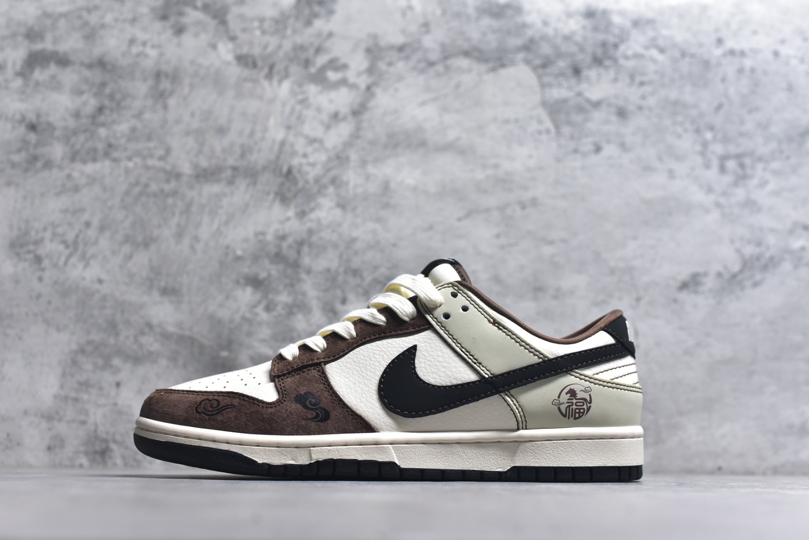 #马年新款海外定制限量发售❗️Nike SB Dunk Low“马年联名限定-深棕”鞋身侧面印有福字与骏马结合的国风印章，搭配鞋头的祥云暗纹，米白荔枝纹皮革 + 深棕翻毛皮鞋头 + 亮黑 Swoosh，不同材质与色彩的碰撞营造出浓郁的美式复古氛围，鞋身皮革细腻耐磨，细节处尽显限定款的高级质感。 货号：HG0026-013 尺码：36 36.5 37.5 38 38.5 39 40 40.5 41 42 42.5 43 44 44.5 45-选品中心