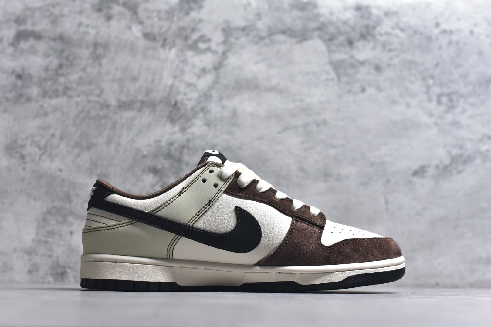 图片[3]-#马年新款海外定制限量发售❗️Nike SB Dunk Low“马年联名限定-深棕”鞋身侧面印有福字与骏马结合的国风印章，搭配鞋头的祥云暗纹，米白荔枝纹皮革 + 深棕翻毛皮鞋头 + 亮黑 Swoosh，不同材质与色彩的碰撞营造出浓郁的美式复古氛围，鞋身皮革细腻耐磨，细节处尽显限定款的高级质感。 货号：HG0026-013 尺码：36 36.5 37.5 38 38.5 39 40 40.5 41 42 42.5 43 44 44.5 45-选品中心