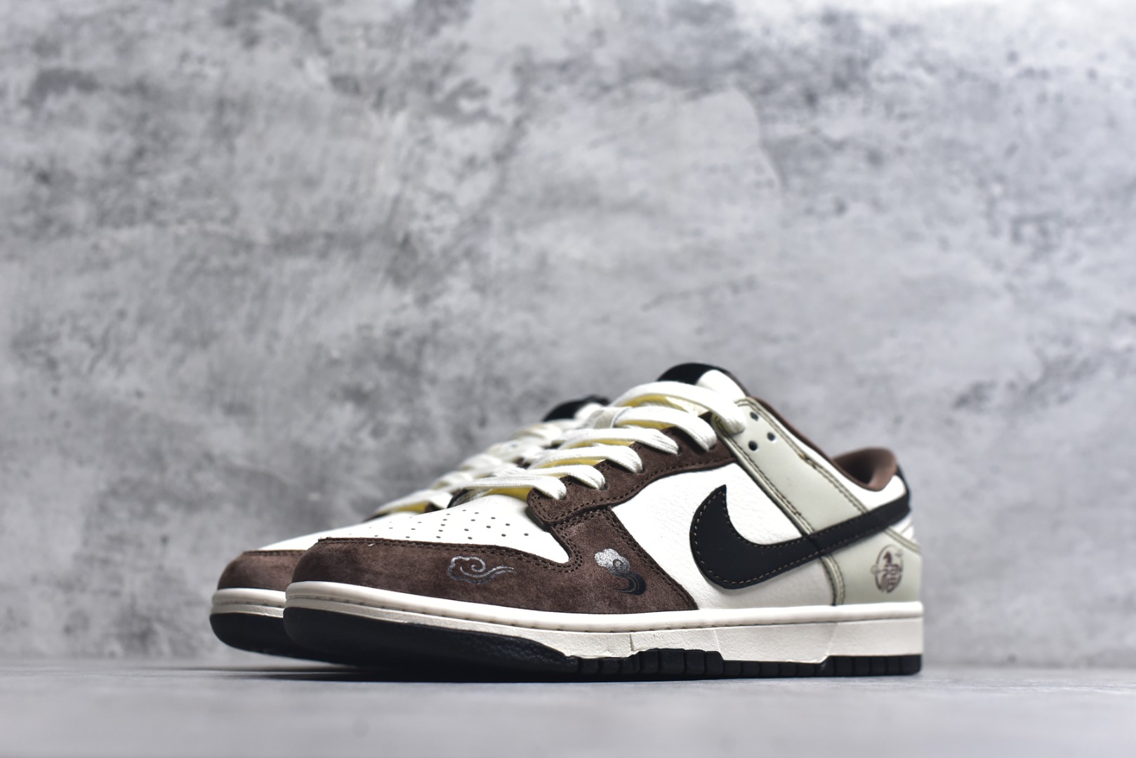 图片[2]-#马年新款海外定制限量发售❗️Nike SB Dunk Low“马年联名限定-深棕”鞋身侧面印有福字与骏马结合的国风印章，搭配鞋头的祥云暗纹，米白荔枝纹皮革 + 深棕翻毛皮鞋头 + 亮黑 Swoosh，不同材质与色彩的碰撞营造出浓郁的美式复古氛围，鞋身皮革细腻耐磨，细节处尽显限定款的高级质感。 货号：HG0026-013 尺码：36 36.5 37.5 38 38.5 39 40 40.5 41 42 42.5 43 44 44.5 45-选品中心