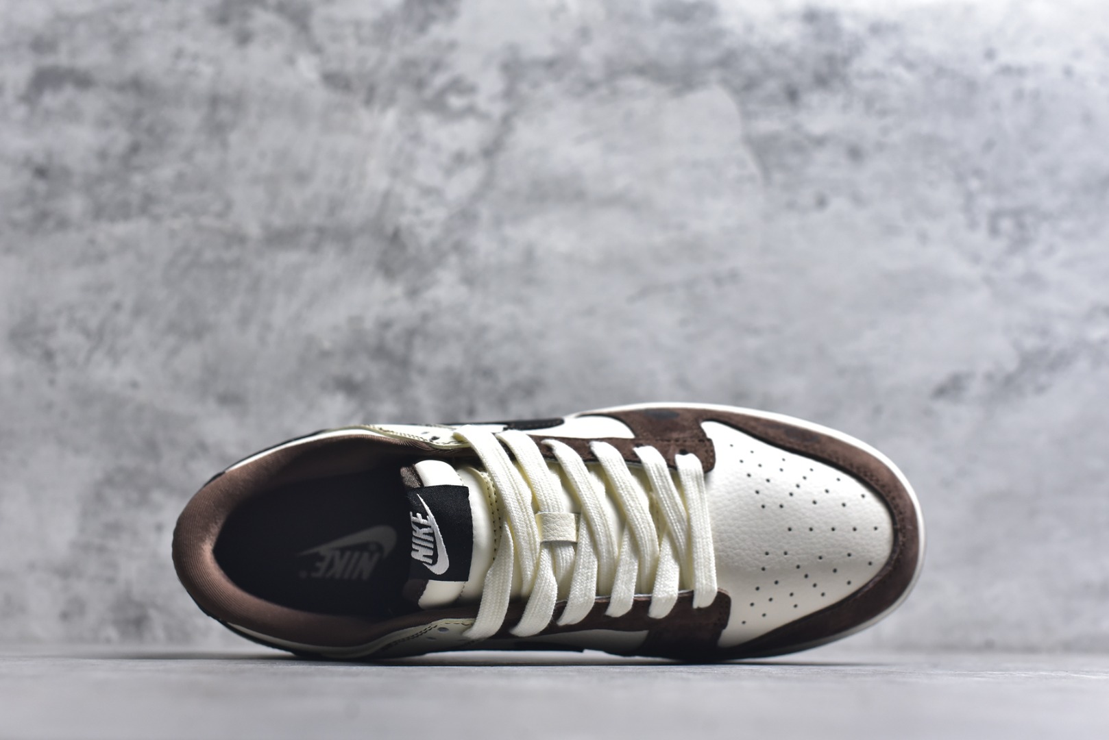 图片[4]-#马年新款海外定制限量发售❗️Nike SB Dunk Low“马年联名限定-深棕”鞋身侧面印有福字与骏马结合的国风印章，搭配鞋头的祥云暗纹，米白荔枝纹皮革 + 深棕翻毛皮鞋头 + 亮黑 Swoosh，不同材质与色彩的碰撞营造出浓郁的美式复古氛围，鞋身皮革细腻耐磨，细节处尽显限定款的高级质感。 货号：HG0026-013 尺码：36 36.5 37.5 38 38.5 39 40 40.5 41 42 42.5 43 44 44.5 45-选品中心