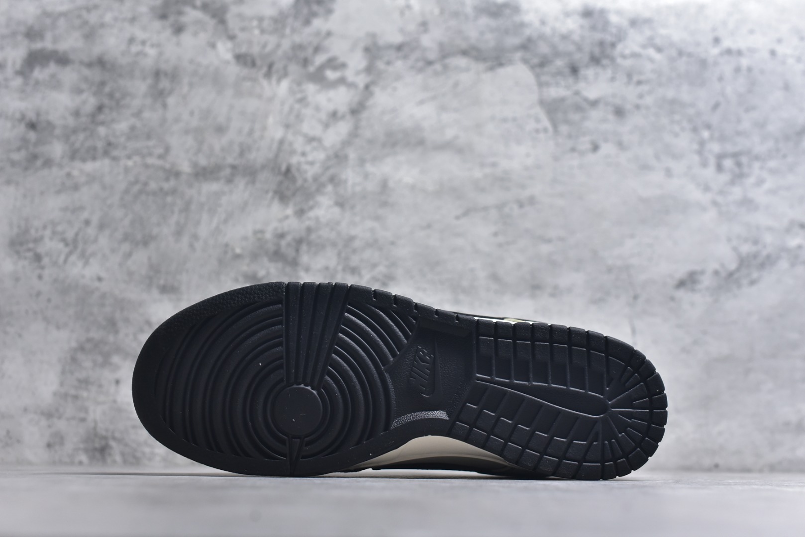 图片[6]-#马年新款海外定制限量发售❗️Nike SB Dunk Low“马年联名限定-深棕”鞋身侧面印有福字与骏马结合的国风印章，搭配鞋头的祥云暗纹，米白荔枝纹皮革 + 深棕翻毛皮鞋头 + 亮黑 Swoosh，不同材质与色彩的碰撞营造出浓郁的美式复古氛围，鞋身皮革细腻耐磨，细节处尽显限定款的高级质感。 货号：HG0026-013 尺码：36 36.5 37.5 38 38.5 39 40 40.5 41 42 42.5 43 44 44.5 45-选品中心