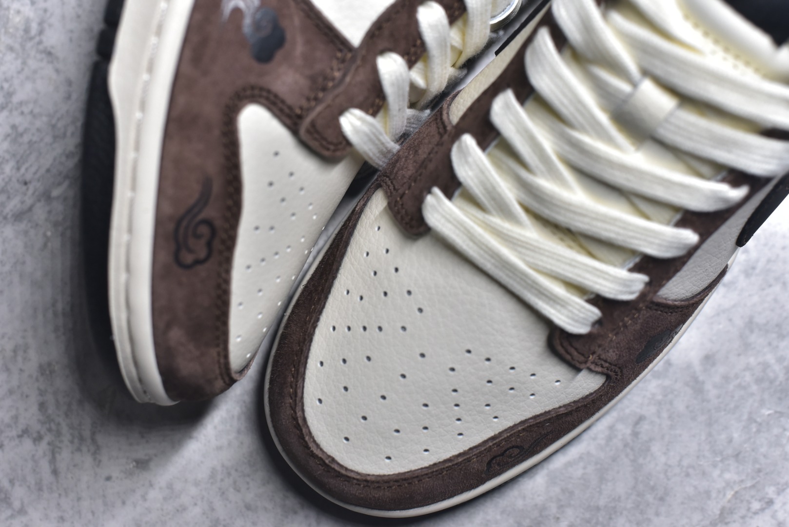 图片[8]-#马年新款海外定制限量发售❗️Nike SB Dunk Low“马年联名限定-深棕”鞋身侧面印有福字与骏马结合的国风印章，搭配鞋头的祥云暗纹，米白荔枝纹皮革 + 深棕翻毛皮鞋头 + 亮黑 Swoosh，不同材质与色彩的碰撞营造出浓郁的美式复古氛围，鞋身皮革细腻耐磨，细节处尽显限定款的高级质感。 货号：HG0026-013 尺码：36 36.5 37.5 38 38.5 39 40 40.5 41 42 42.5 43 44 44.5 45-选品中心