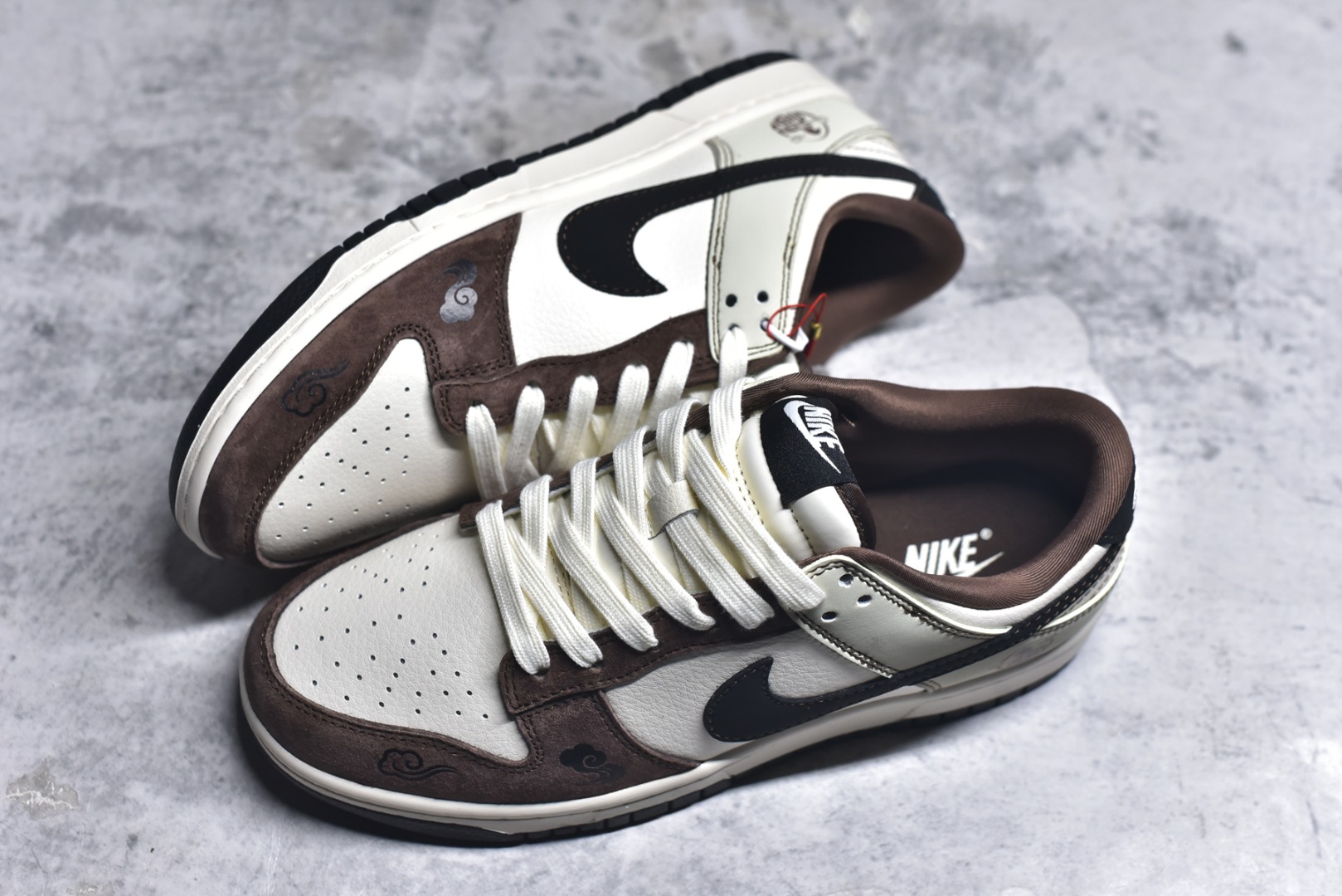 图片[7]-#马年新款海外定制限量发售❗️Nike SB Dunk Low“马年联名限定-深棕”鞋身侧面印有福字与骏马结合的国风印章，搭配鞋头的祥云暗纹，米白荔枝纹皮革 + 深棕翻毛皮鞋头 + 亮黑 Swoosh，不同材质与色彩的碰撞营造出浓郁的美式复古氛围，鞋身皮革细腻耐磨，细节处尽显限定款的高级质感。 货号：HG0026-013 尺码：36 36.5 37.5 38 38.5 39 40 40.5 41 42 42.5 43 44 44.5 45-选品中心