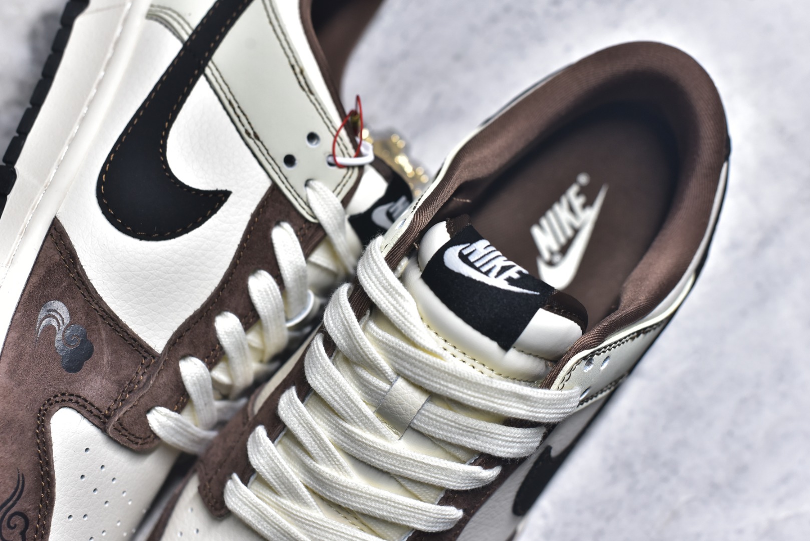 图片[9]-#马年新款海外定制限量发售❗️Nike SB Dunk Low“马年联名限定-深棕”鞋身侧面印有福字与骏马结合的国风印章，搭配鞋头的祥云暗纹，米白荔枝纹皮革 + 深棕翻毛皮鞋头 + 亮黑 Swoosh，不同材质与色彩的碰撞营造出浓郁的美式复古氛围，鞋身皮革细腻耐磨，细节处尽显限定款的高级质感。 货号：HG0026-013 尺码：36 36.5 37.5 38 38.5 39 40 40.5 41 42 42.5 43 44 44.5 45-选品中心