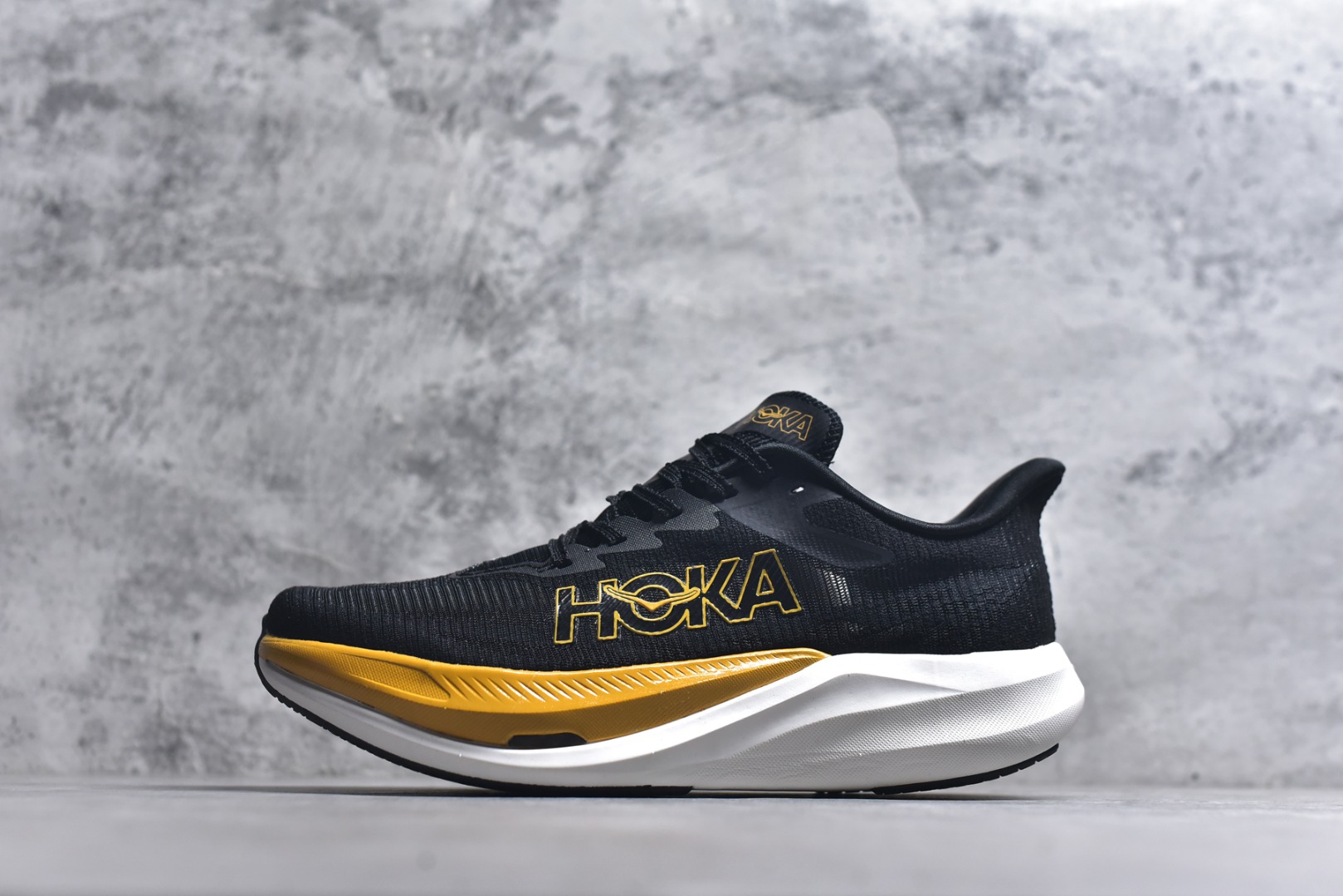 #HOKA ONE ONE Rocket X 3 低帮专业越野跑步鞋 实拍首发 相较于前几代Mafate包裹感更好 跟Speedgoat(快速羚羊)系列比起来更加舒适 鞋底防滑性能在下坡的石板台阶和原始路面都有很好的表现 HOKA血统属性厚底设计 在快速下坡时起到缓震保护作用 减少重力给予脚踝、膝部、髋关节等处带来的冲击力 货号：1168724-SNLG 尺码：36 36.5 37 37.5 38 38.5 39 40 40.5 41 42 42.5 43 44 44.5 45-选品中心
