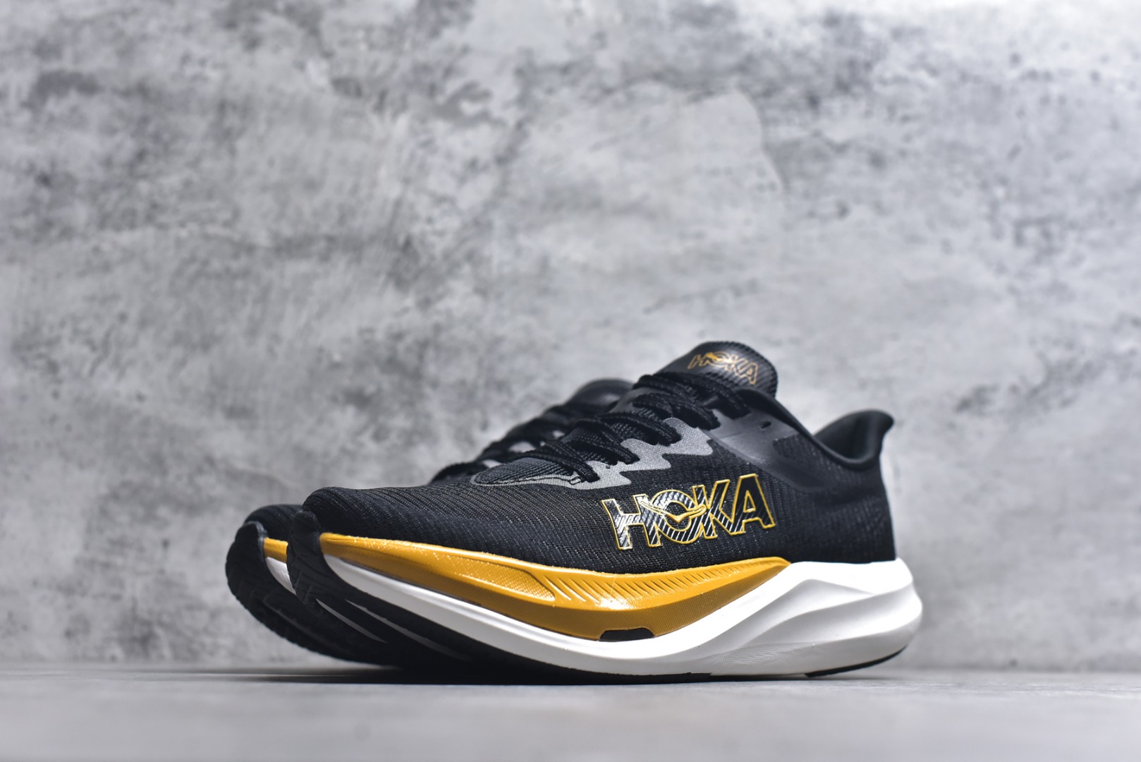 图片[2]-#HOKA ONE ONE Rocket X 3 低帮专业越野跑步鞋 实拍首发 相较于前几代Mafate包裹感更好 跟Speedgoat(快速羚羊)系列比起来更加舒适 鞋底防滑性能在下坡的石板台阶和原始路面都有很好的表现 HOKA血统属性厚底设计 在快速下坡时起到缓震保护作用 减少重力给予脚踝、膝部、髋关节等处带来的冲击力 货号：1168724-SNLG 尺码：36 36.5 37 37.5 38 38.5 39 40 40.5 41 42 42.5 43 44 44.5 45-选品中心