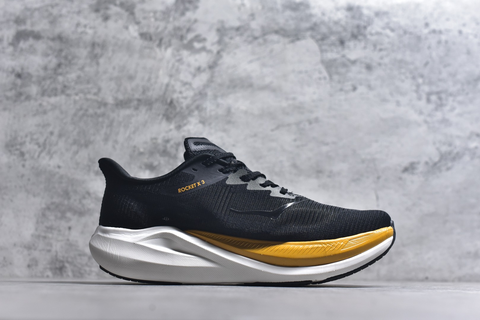 图片[3]-#HOKA ONE ONE Rocket X 3 低帮专业越野跑步鞋 实拍首发 相较于前几代Mafate包裹感更好 跟Speedgoat(快速羚羊)系列比起来更加舒适 鞋底防滑性能在下坡的石板台阶和原始路面都有很好的表现 HOKA血统属性厚底设计 在快速下坡时起到缓震保护作用 减少重力给予脚踝、膝部、髋关节等处带来的冲击力 货号：1168724-SNLG 尺码：36 36.5 37 37.5 38 38.5 39 40 40.5 41 42 42.5 43 44 44.5 45-选品中心