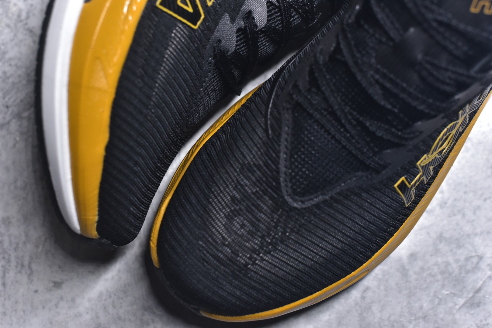 图片[8]-#HOKA ONE ONE Rocket X 3 低帮专业越野跑步鞋 实拍首发 相较于前几代Mafate包裹感更好 跟Speedgoat(快速羚羊)系列比起来更加舒适 鞋底防滑性能在下坡的石板台阶和原始路面都有很好的表现 HOKA血统属性厚底设计 在快速下坡时起到缓震保护作用 减少重力给予脚踝、膝部、髋关节等处带来的冲击力 货号：1168724-SNLG 尺码：36 36.5 37 37.5 38 38.5 39 40 40.5 41 42 42.5 43 44 44.5 45-选品中心