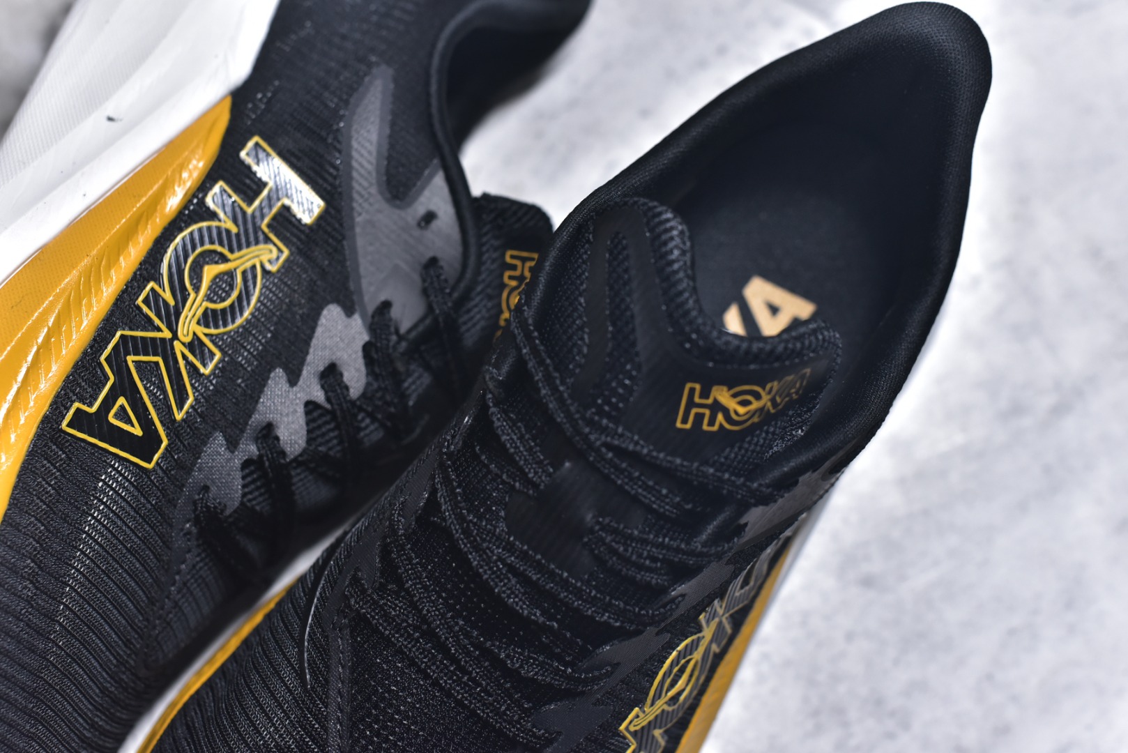 图片[9]-#HOKA ONE ONE Rocket X 3 低帮专业越野跑步鞋 实拍首发 相较于前几代Mafate包裹感更好 跟Speedgoat(快速羚羊)系列比起来更加舒适 鞋底防滑性能在下坡的石板台阶和原始路面都有很好的表现 HOKA血统属性厚底设计 在快速下坡时起到缓震保护作用 减少重力给予脚踝、膝部、髋关节等处带来的冲击力 货号：1168724-SNLG 尺码：36 36.5 37 37.5 38 38.5 39 40 40.5 41 42 42.5 43 44 44.5 45-选品中心