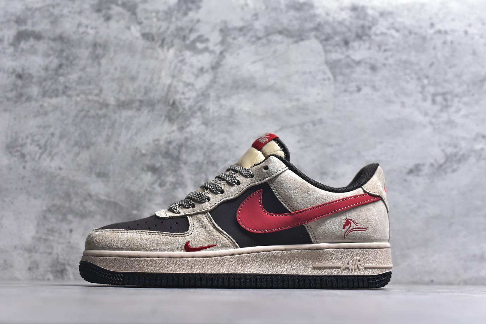 #马年限定海外爆款限量发售！高端定制Nike Air Force 1 \'07 Low “马年限定-浅色卡其” 专为 2026 丙午马年打造的限定款空军板鞋，以福马衔瑞为设计核心，浅卡其磨砂皮 + 亮黑皮革 + 正红织带拼接，鞋侧 Swoosh 采用红黑撞色设计，鞋身点缀红色骏马剪影刺绣，鞋头暗藏迷你红色 Swoosh，金属鞋带孔提升质感，鞋舌与鞋口的红色内衬呼应主题，每一处细节都彰显限定款的精致做工。 货号：XD0028-020 尺码：36 36.5 37.5 38 38.5 39 40 40.5 41 42 42.5 43 44 44.5 45-选品中心